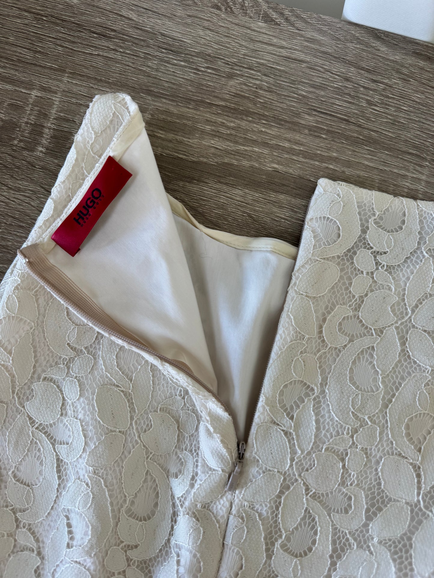 Rochie crem Hugo Boss din dantelă cu talie marcata ( mărimea S)