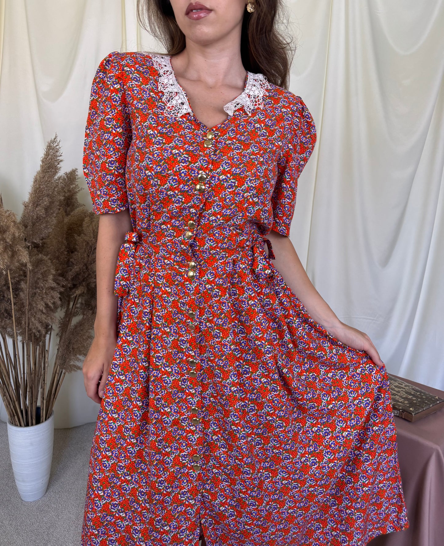 Rochie vintage cu print floral, guler din dantelă și nasturi aurii, talie ajustabilă  
(Mărimea M)