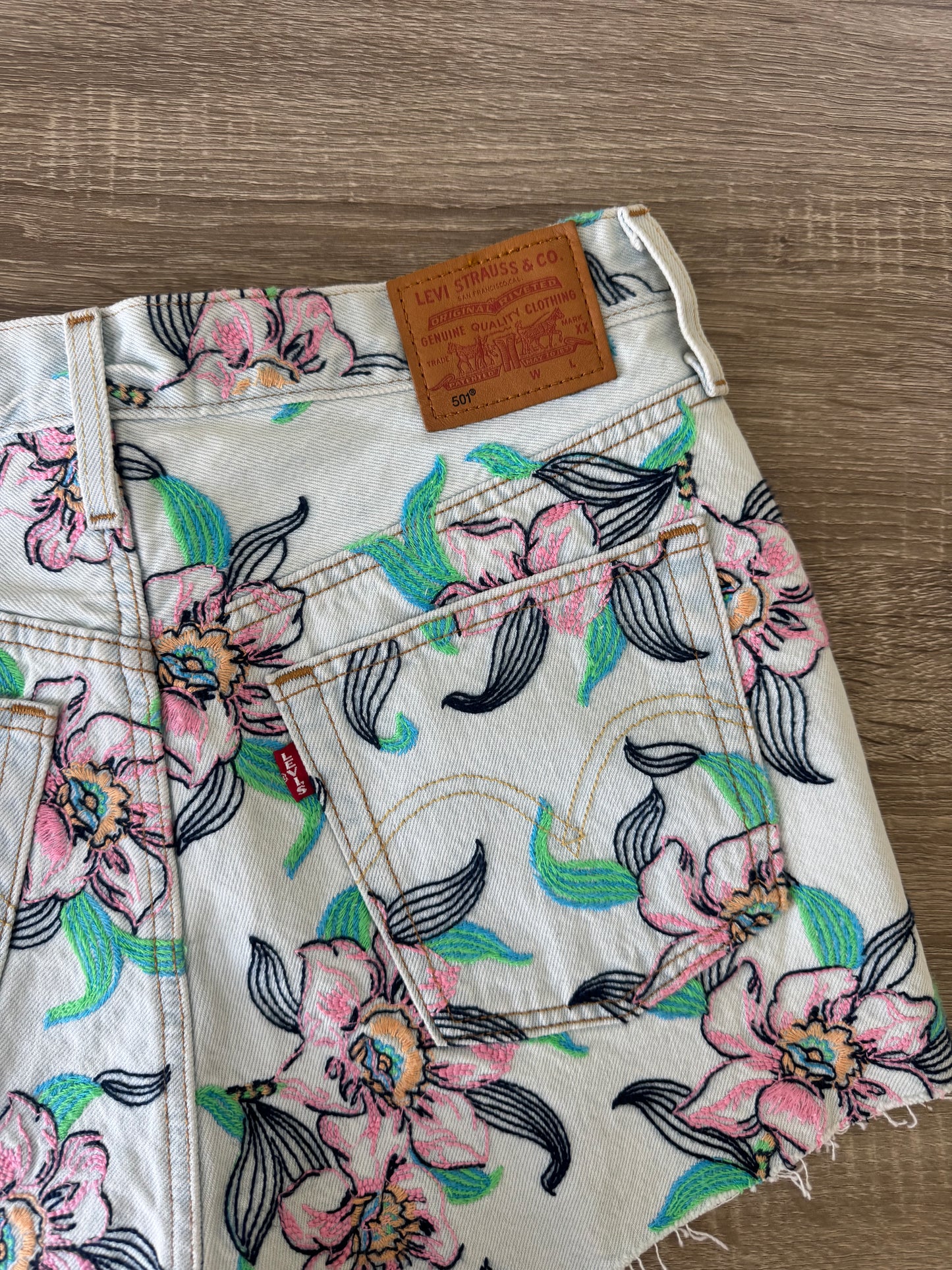 Blugi Levi’s cu broderie florală și talie medie ( mărimea M/40)
