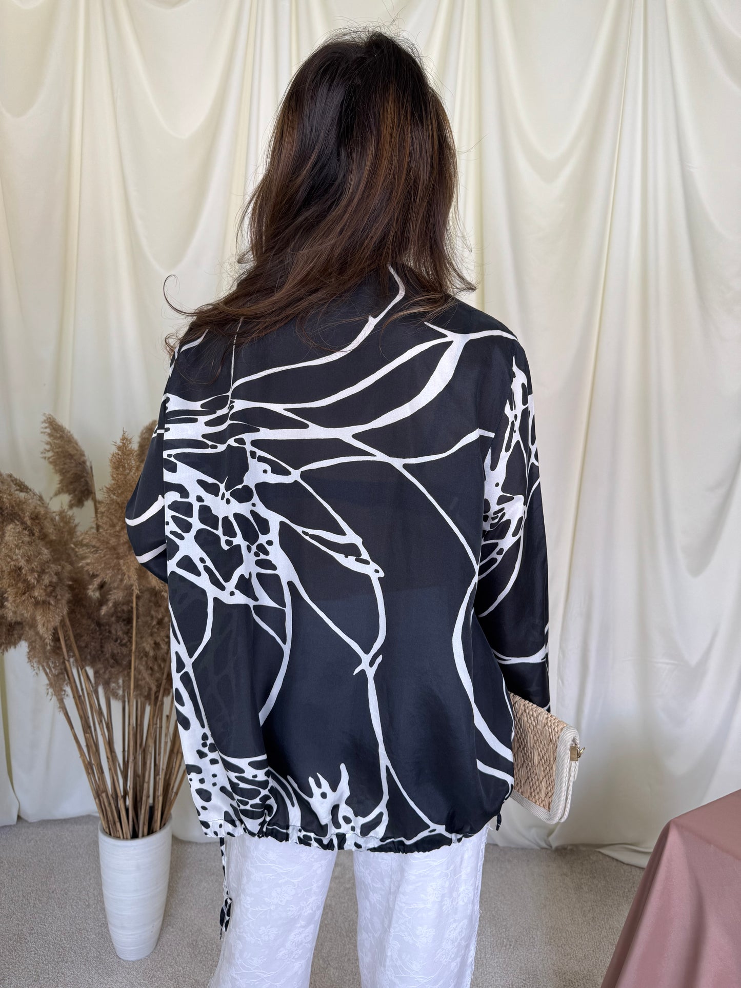 Cămașă Oska din 100% mătase naturală cu print, croi lejer, talie ajustabilă cu snur( mărimea L-XL)