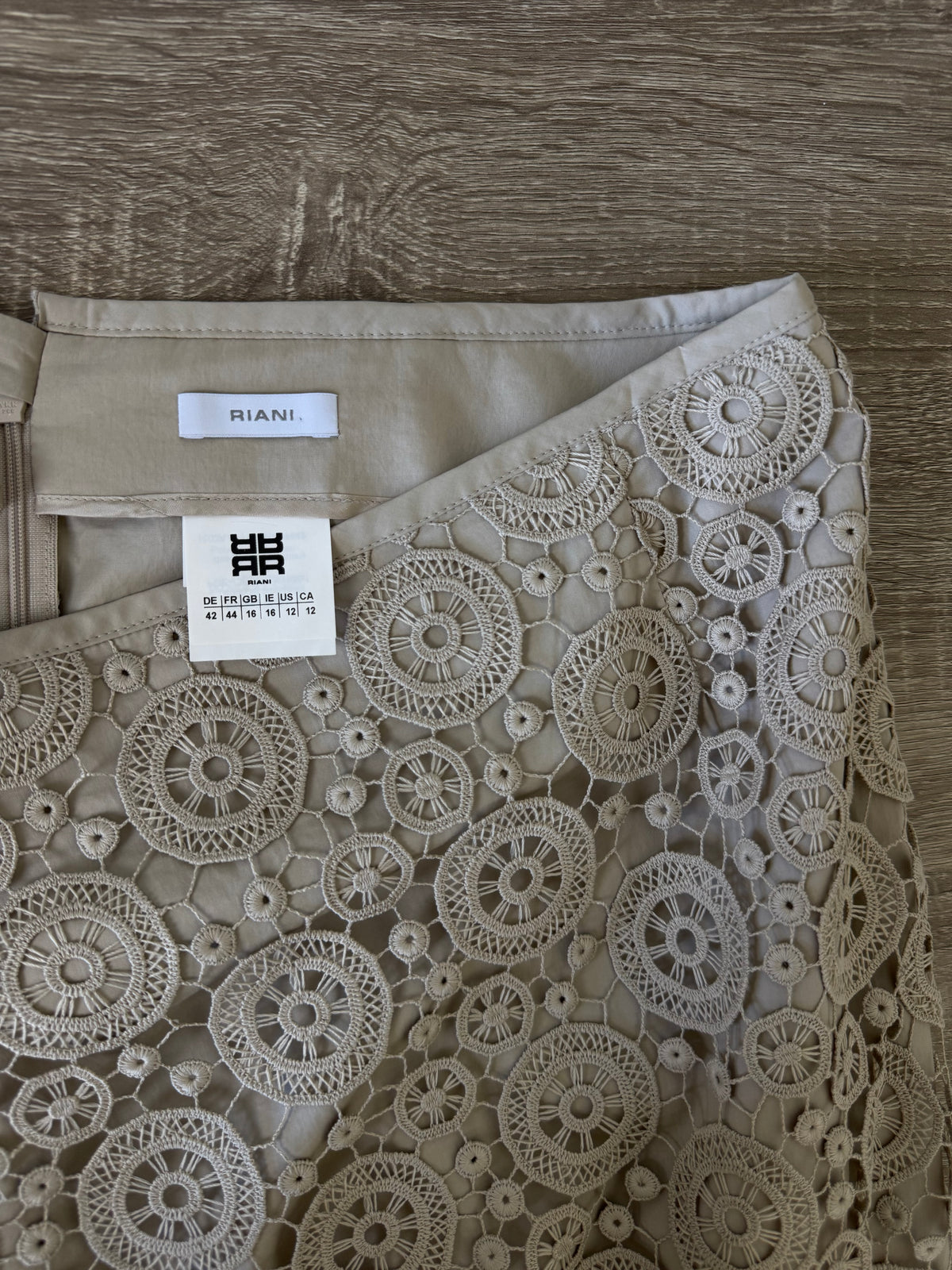Fusta premium RIANI din dantelă superbă de bumbac ( mărimea L/XL) impecabilă