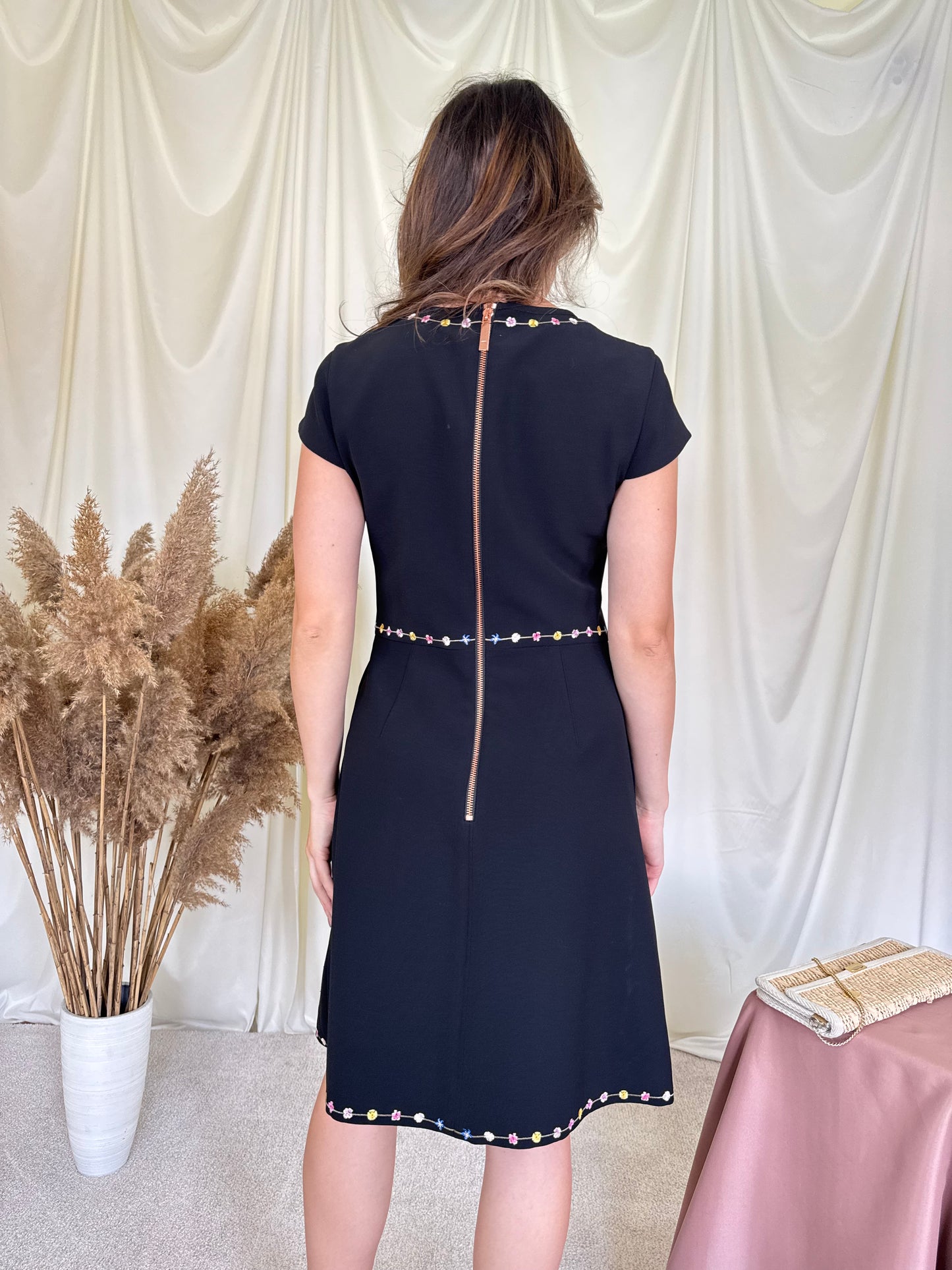 Rochie TED BAKER cu broderie 
(Mărimea S/M)