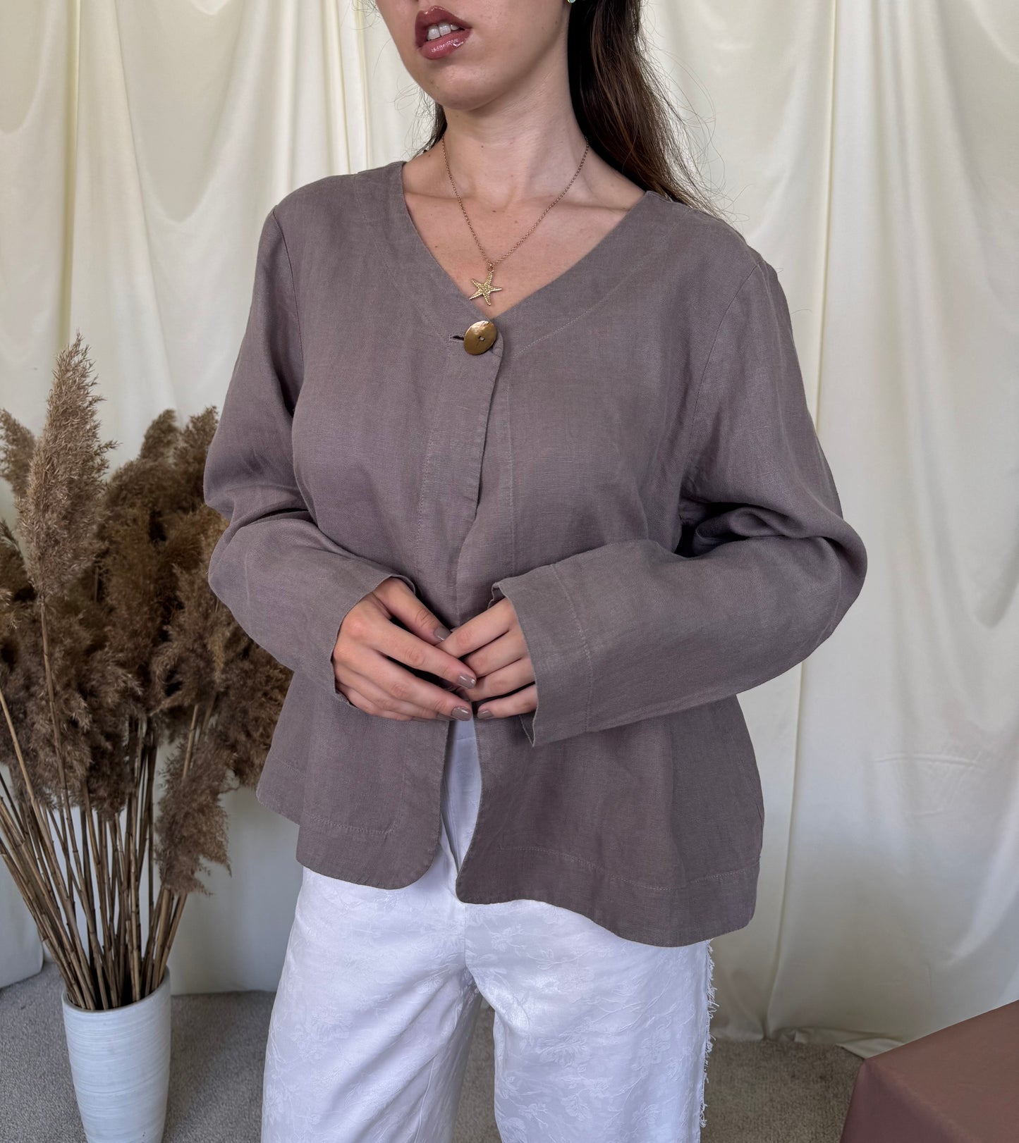 Sacou în fit lejer din 100% in cu nasture tip perla ( mărimea M/L)