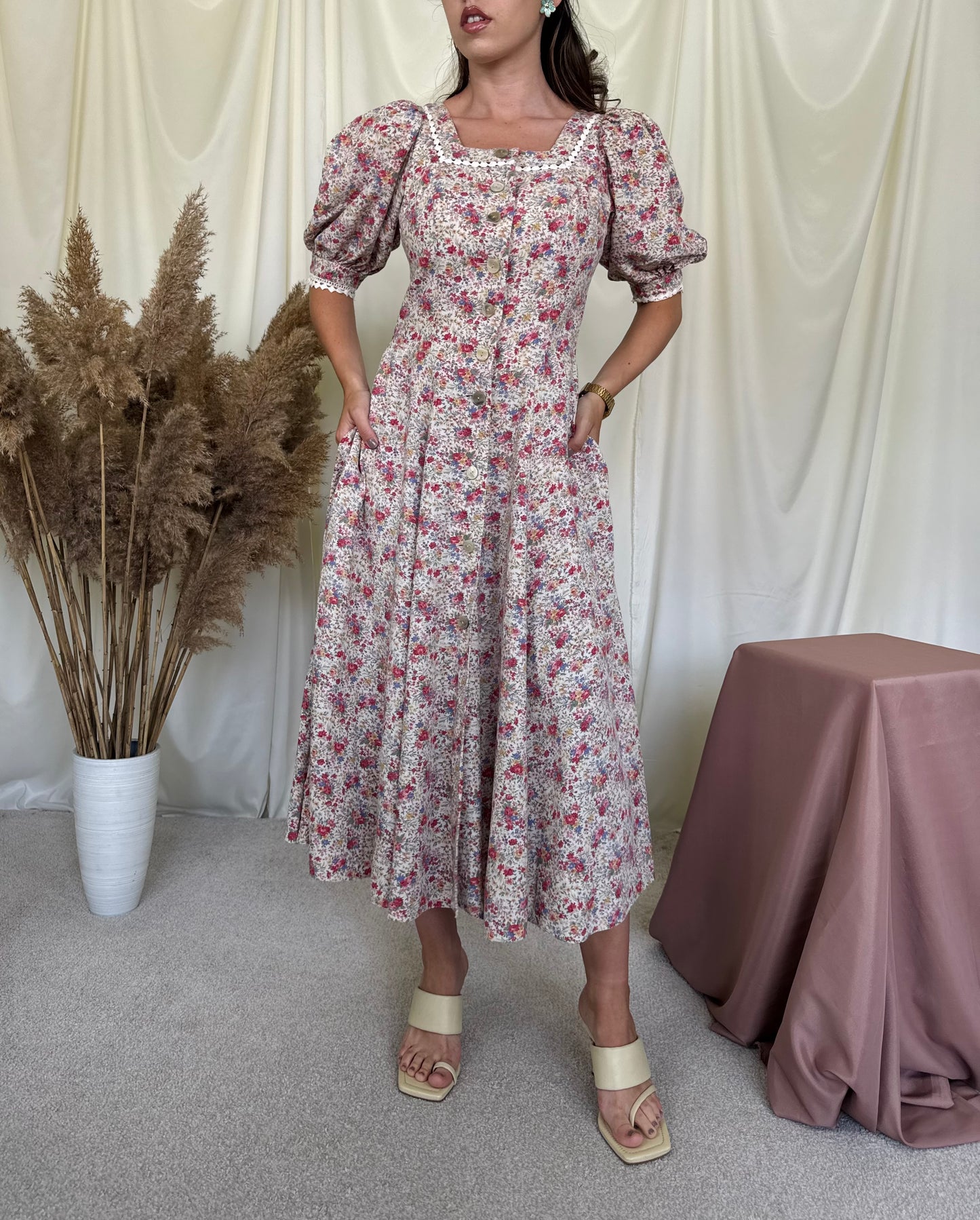 Rochie vintage cu print floral din bumbac și in, talie cambrata 
(Mărimea S)