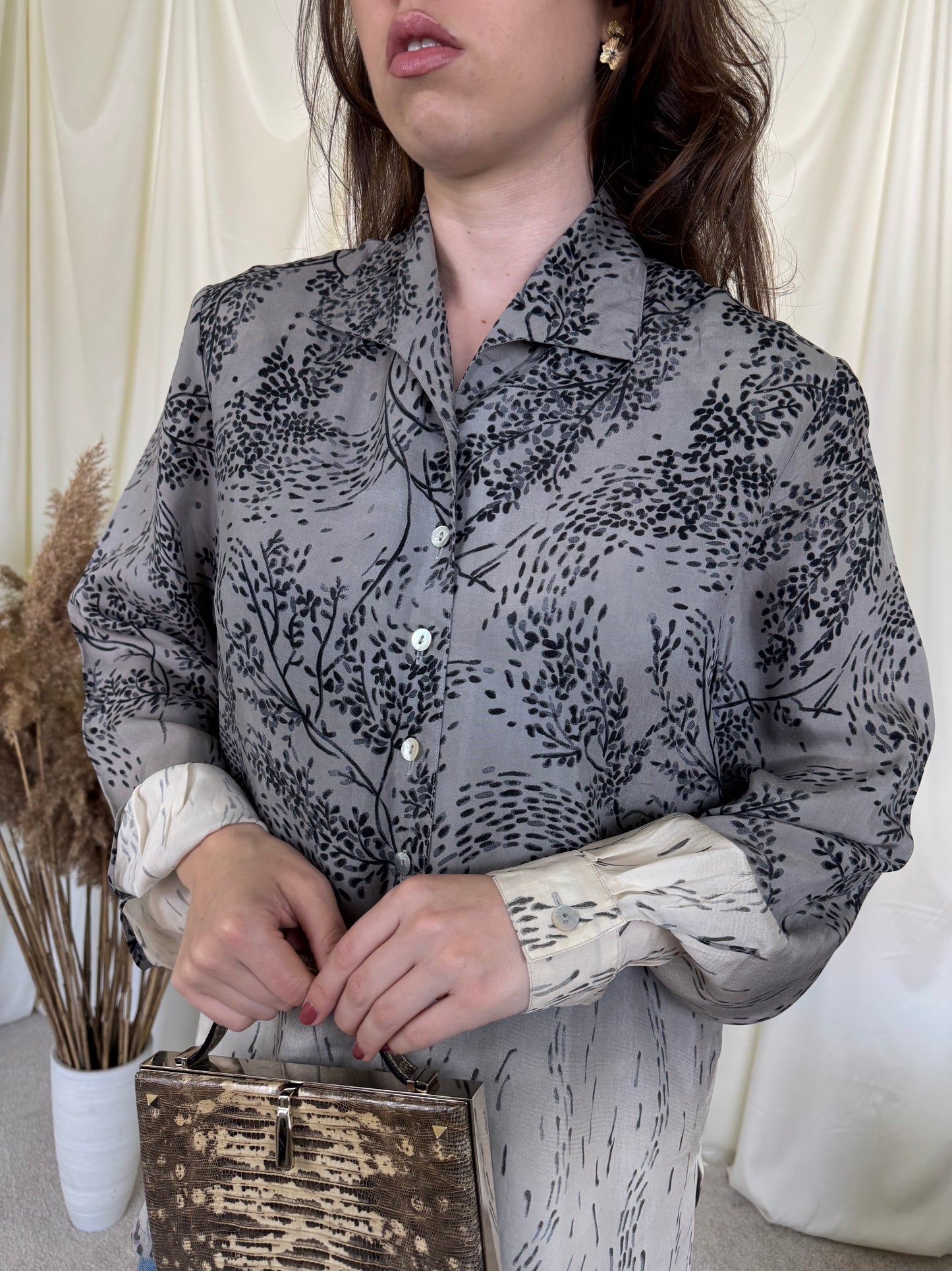 Cămașă vintage cu print gri din 100% cupro 
(Mărimea M/L)