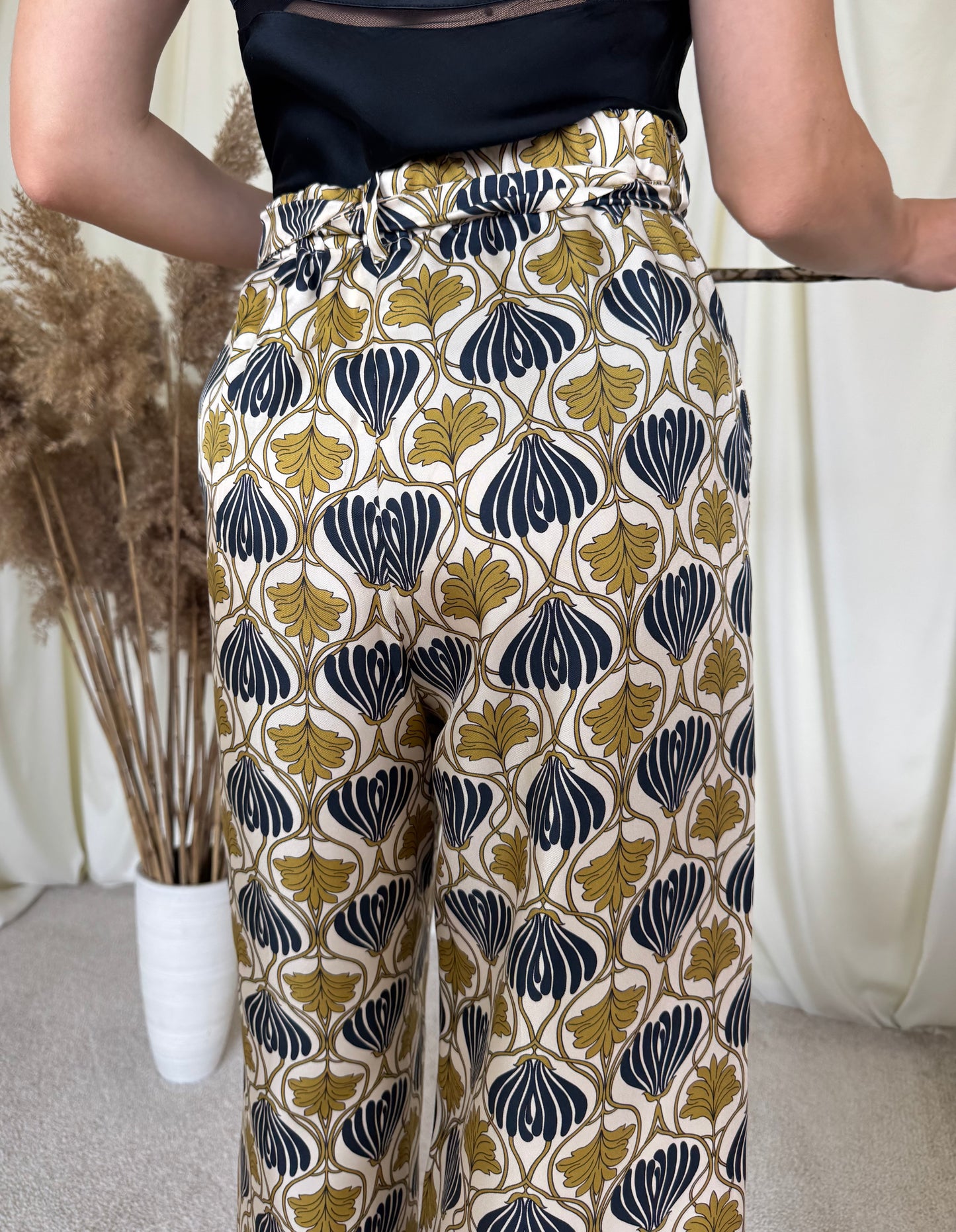 Pantaloni NOI Max Mara din 100% mătase naturală cu print și cordon pentru ajustare( mărimea M)
