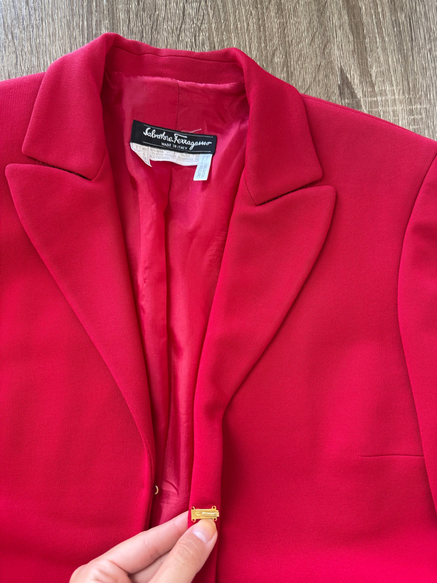 Sacou luxury SALVATORE FERRAGAMO într-un croi atemporal și croială elegantă. 
(Mărimea S)