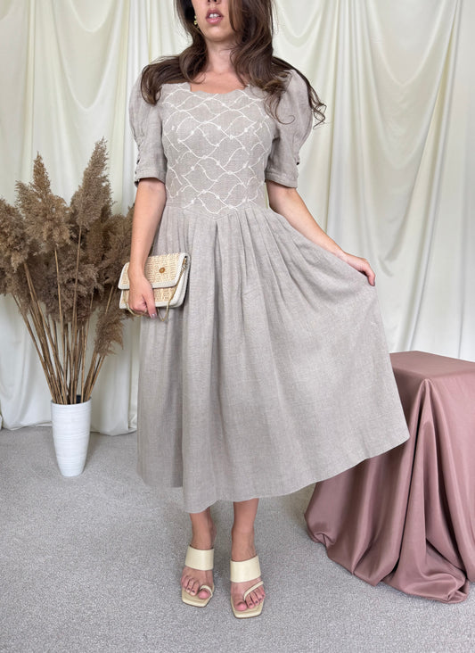 Rochie vintage din 100% in cu broderie superbă și talie marcata ( mărimea S)