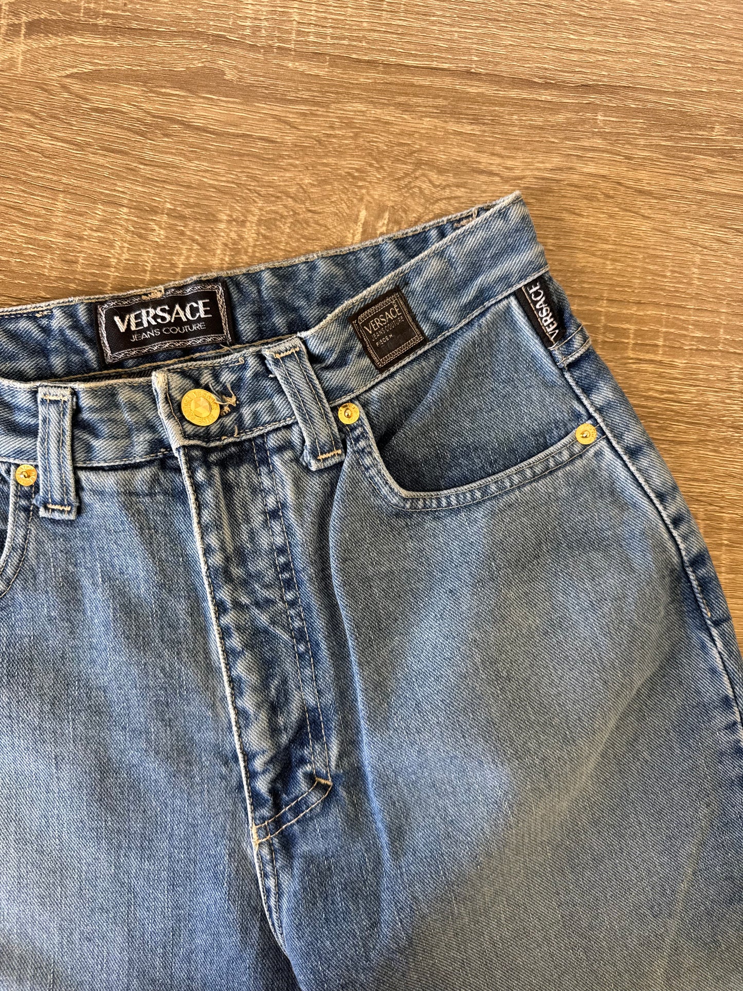 Blug vintage Versace din 100% bumbac, nasturi metalici aurii, păstrați într-o stare excelentă 
(Mărimea S)