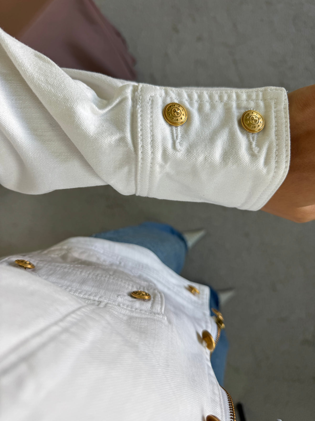 Geaca vintage ELEGANCE PARIS din denim de bumbac cu nasturi metalici inscripționați ( mărimea M)