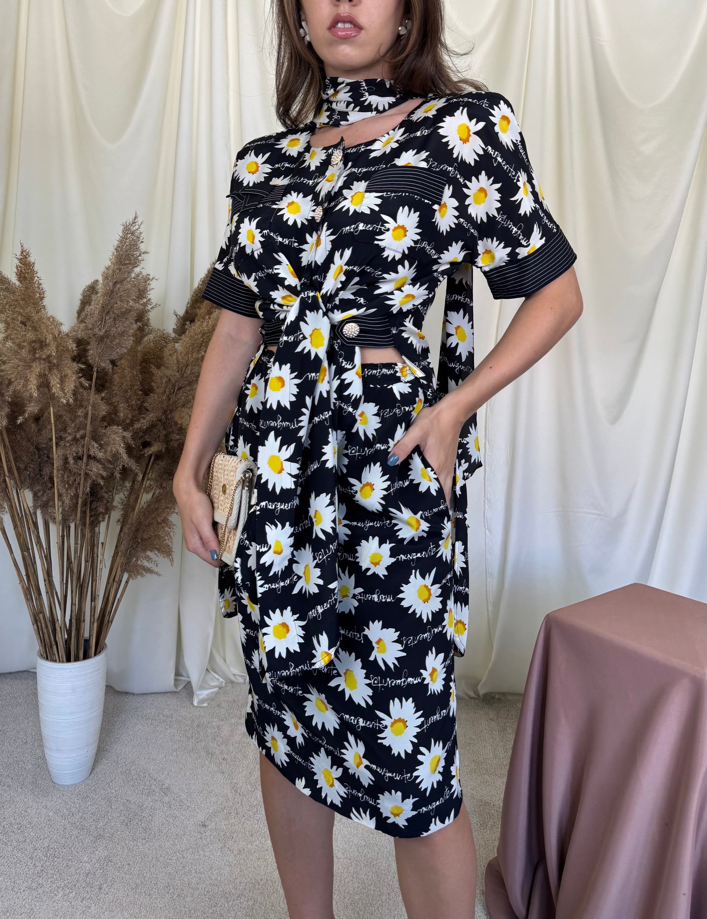 Set superb cu print margareta din 100% mătase naturala, cămașă + fusta ( mărimea S-M)