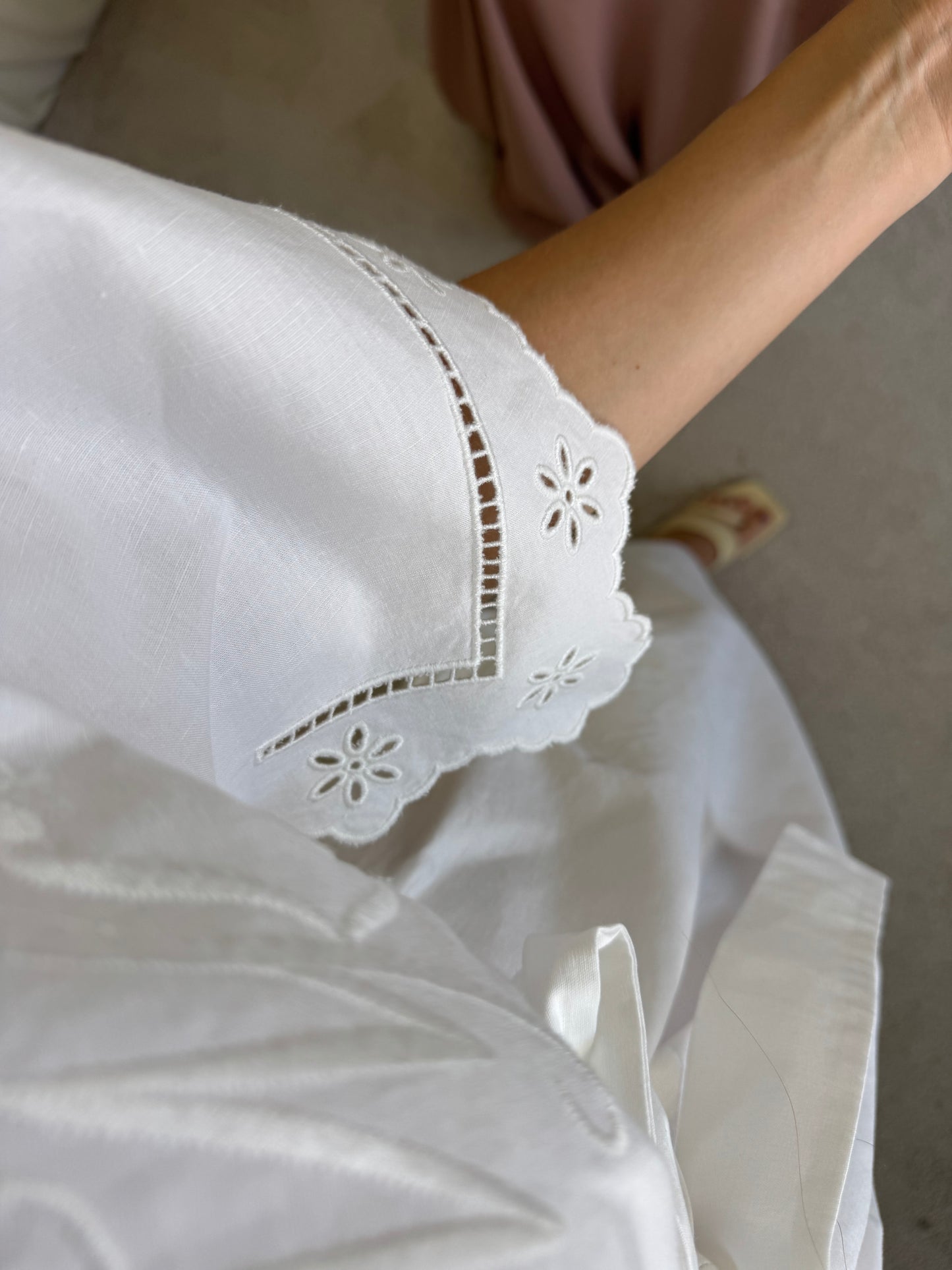 Rochie Max Mara din bumbac și in cu broderie superbă, mâneci ample și cordon pentru marcarea taliei ( mărimea M)