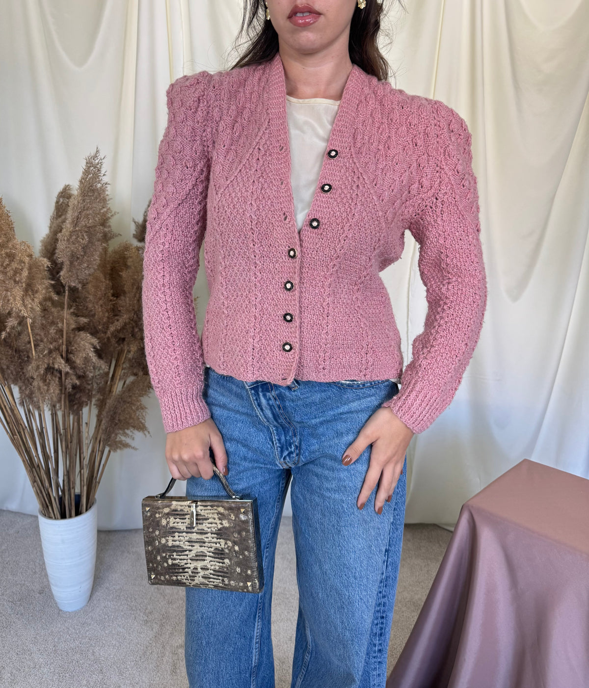 Cardigan roz lucrat manual cu umeri accentuați ( mărime universală - M/L)
