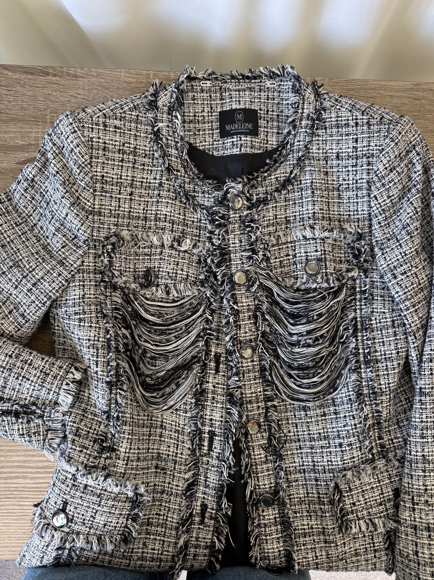 Palton de primăvară premium MADELEINE din tweed superb cu nasturi tip bijuterie 
(Mărimea S)