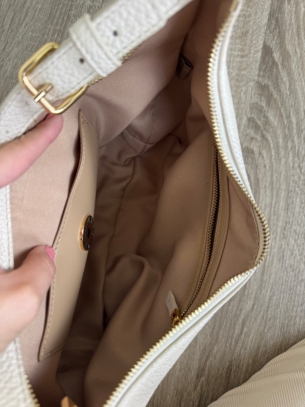 Geanta LOVE MOSCHINO din piele naturală cu feronerie aurie 
Prezintă mică urmă