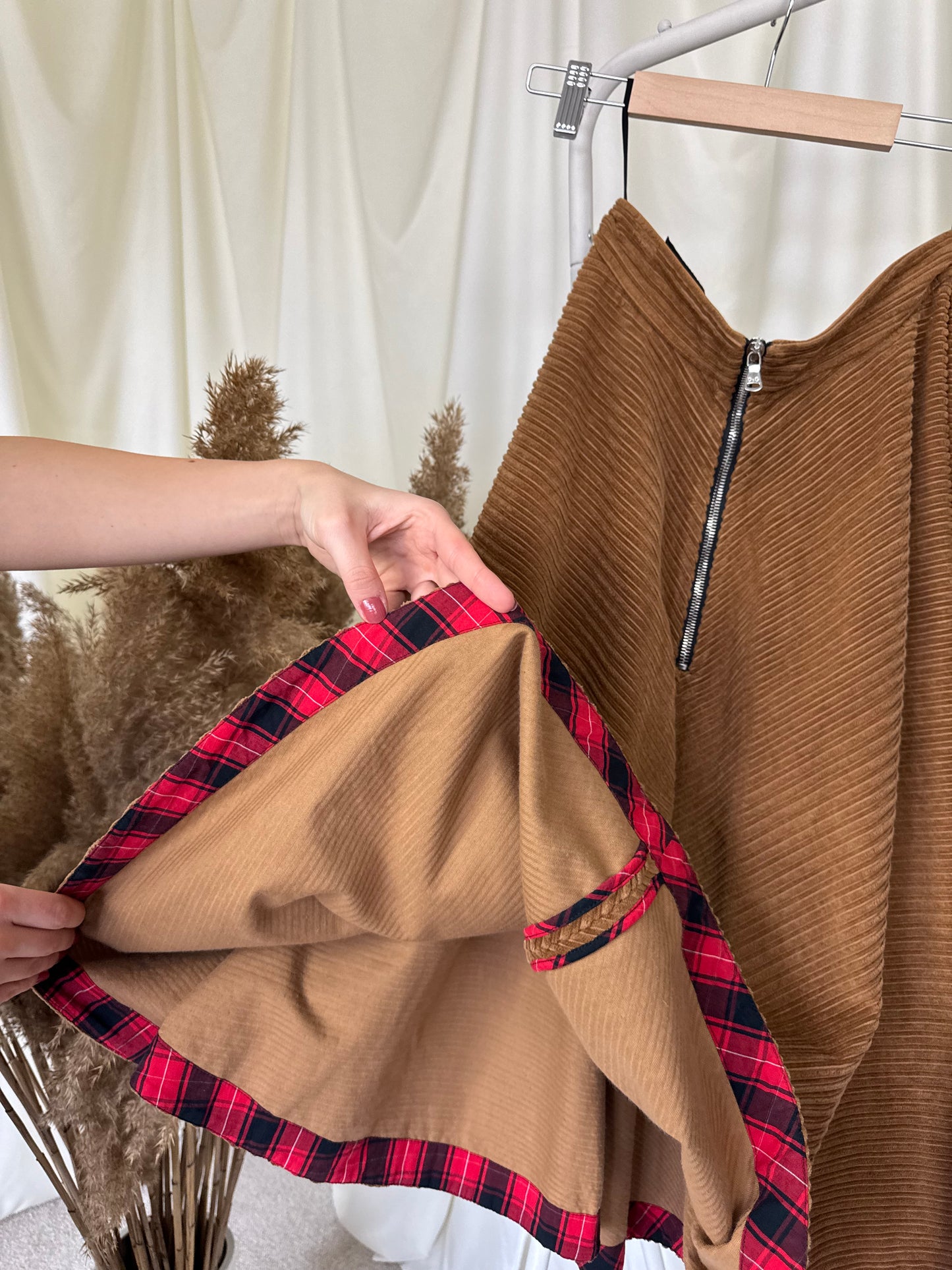 Fusta premium Dolce Gabbana (mărimea S)
Bumbac și betelie din piele naturală extrem de fină- iepure