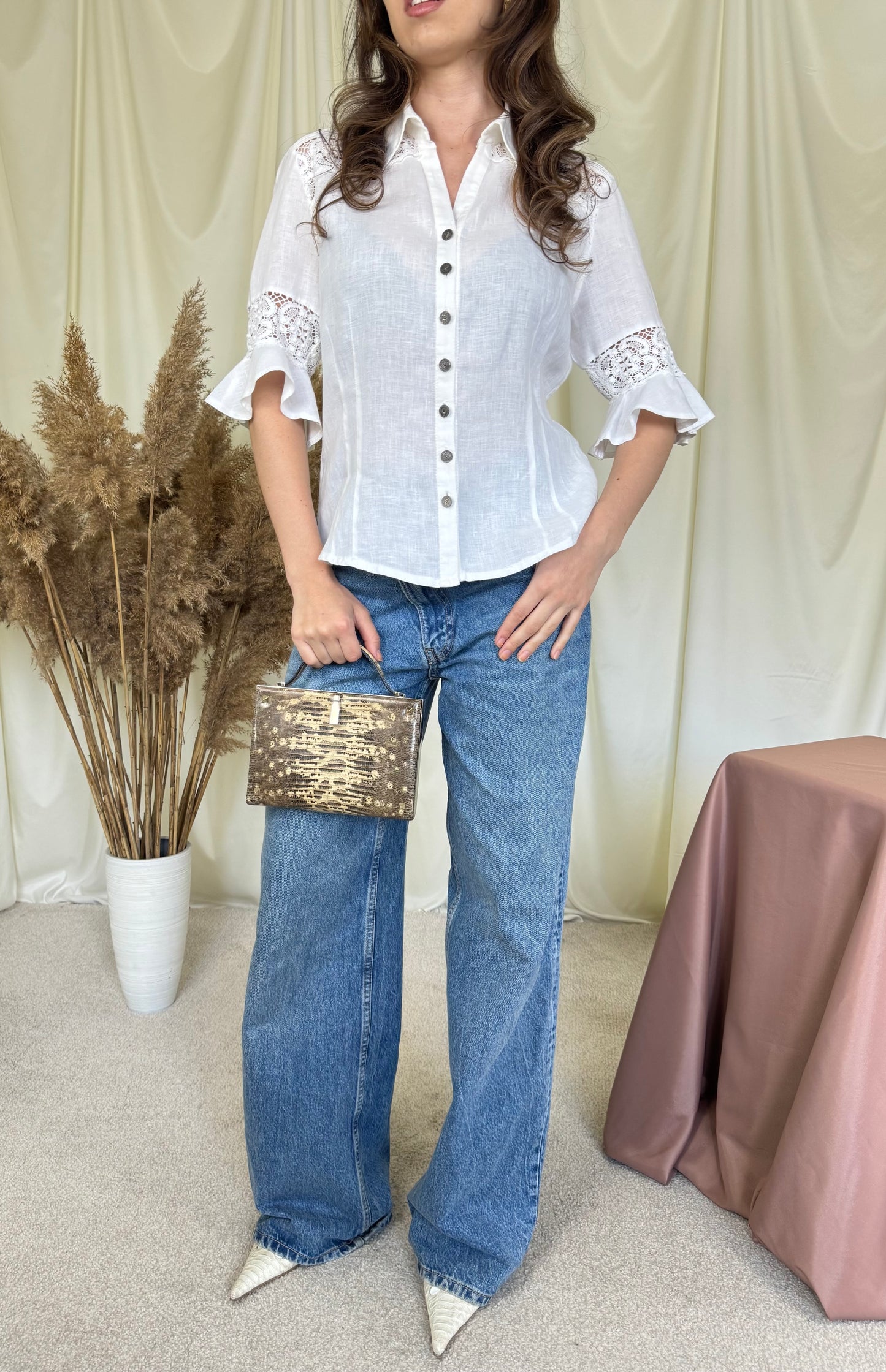 Cămașă vintage din 100% in cu broderie și detalii la spate tip corset
(Mărimea 38/M)