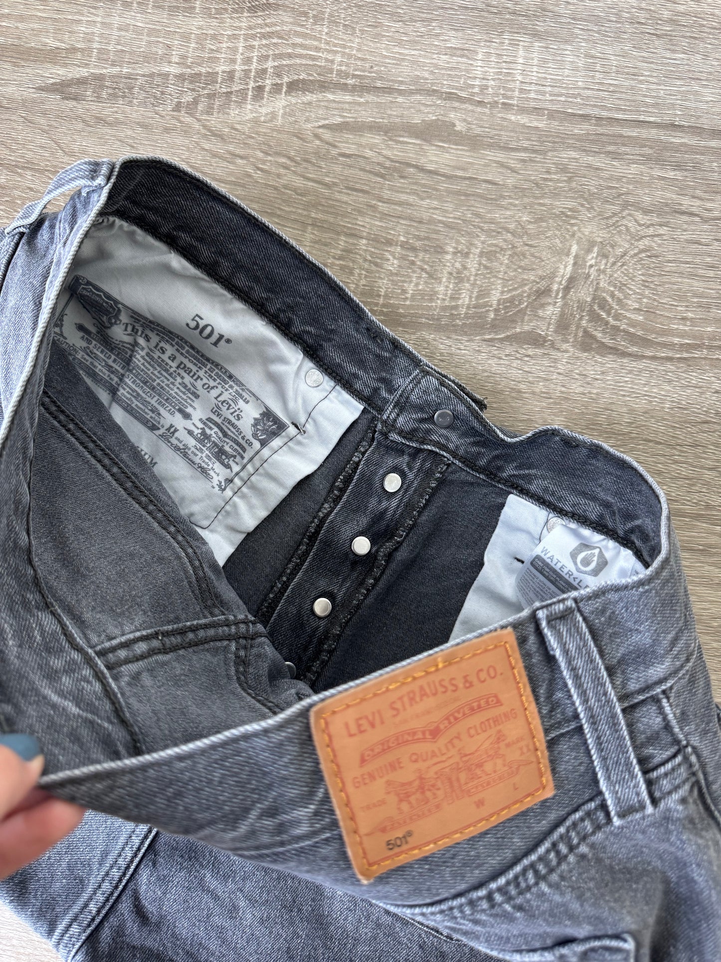 Levi’s 501 Gri cu rupturi cool ( mărimea M)