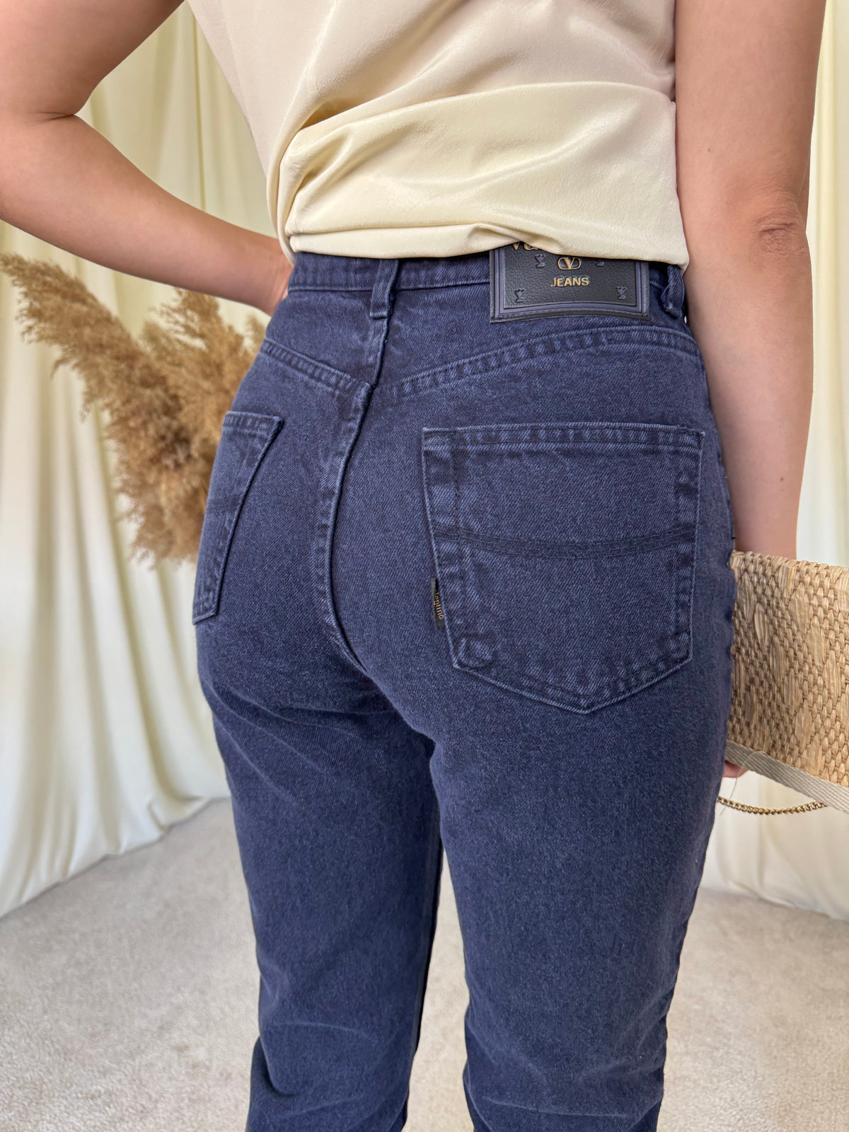 Blugi luxury VALENTINO cu talie înaltă marcata, denim calitativ din bumbac ( mărimea xs)