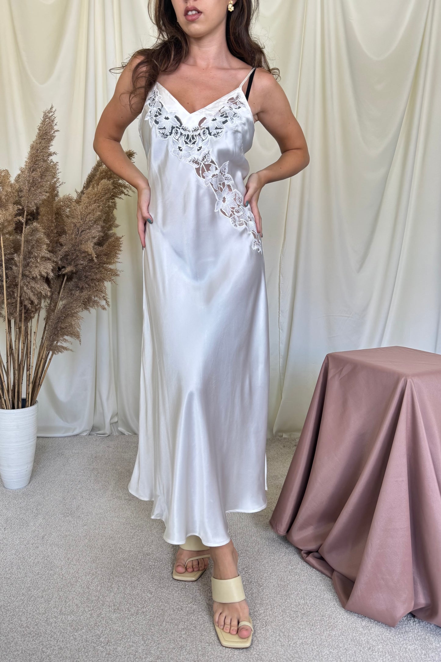 Rochie de noapte din 100% mătase naturală brodată 
(Mărimea M)