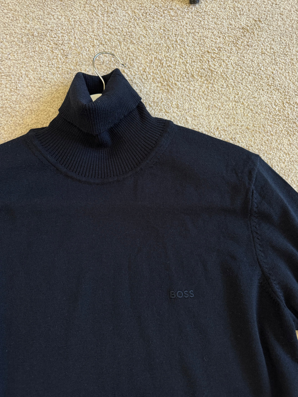 Bluza pe gât Hugo Boss din 100 % lana virgină ( mărimea S/M )