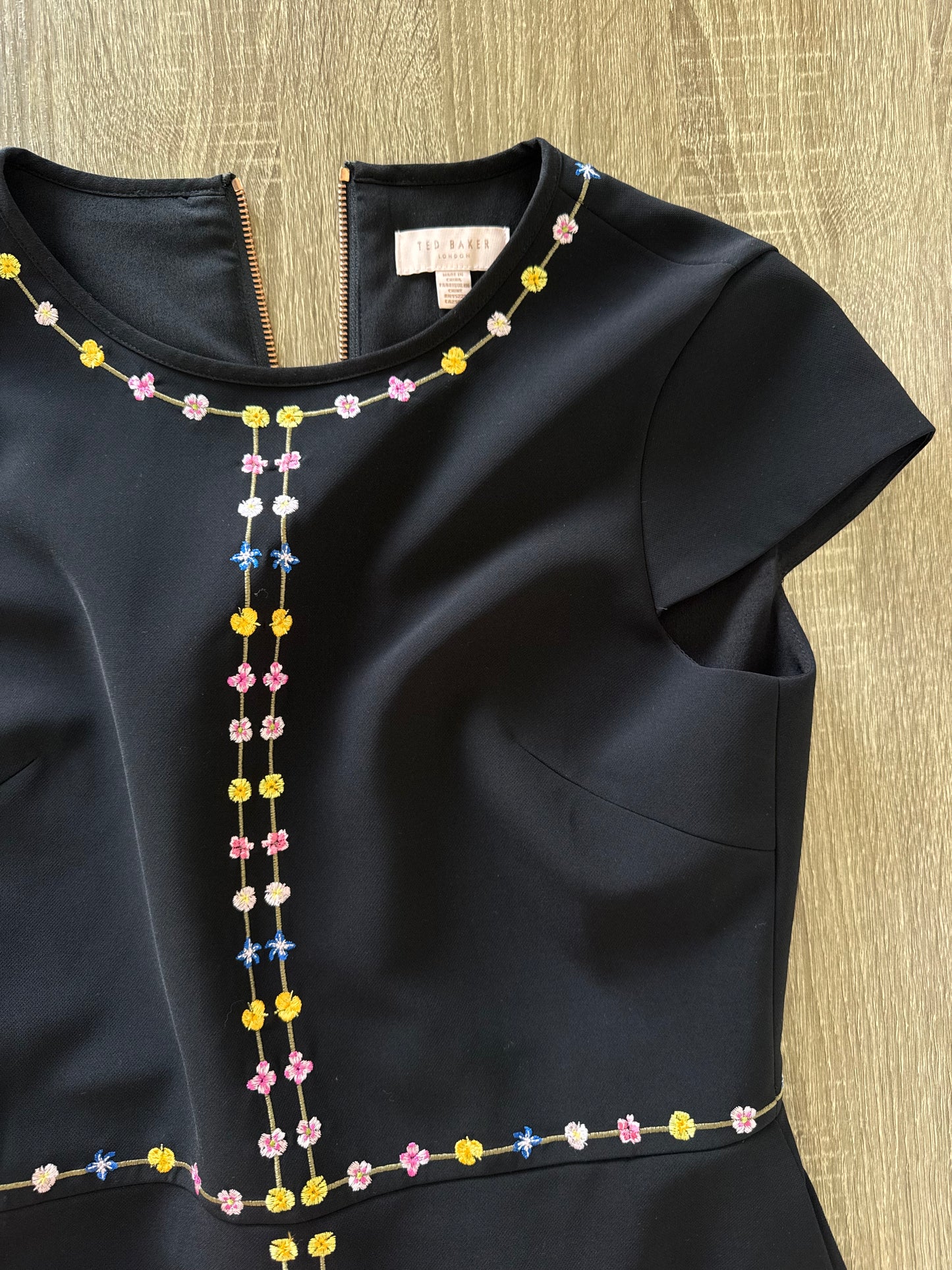 Rochie TED BAKER cu broderie 
(Mărimea S/M)
