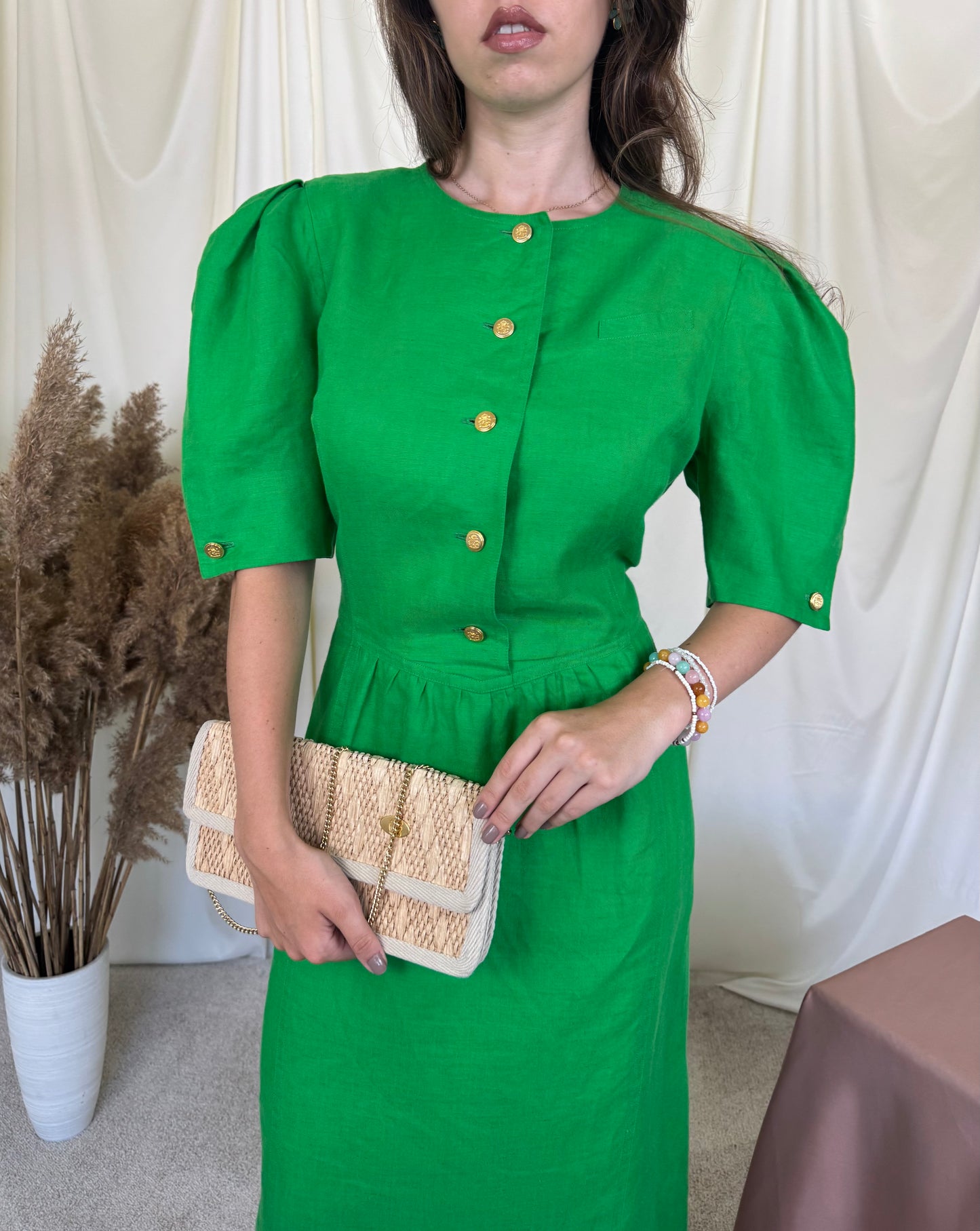 Rochie vintage din 100% in cu nasturi metalici aurii și umeri voluminoși ( mărimea M/L)