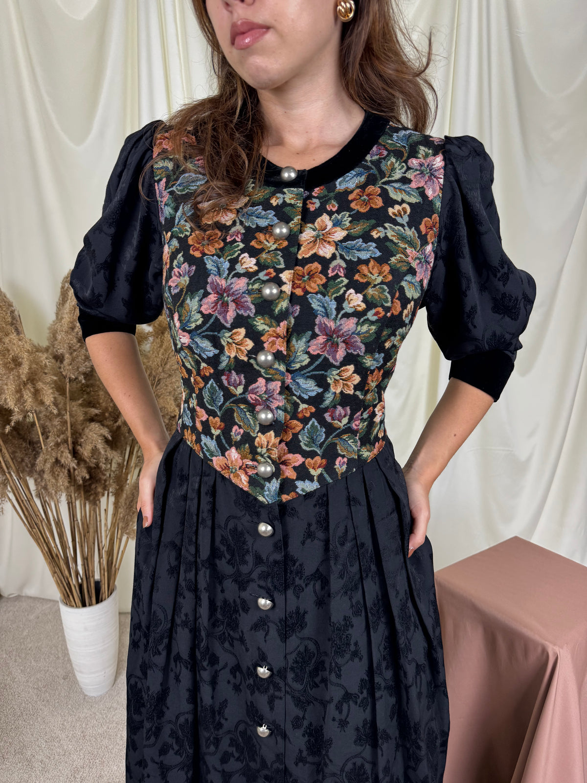 Rochie vintage superbisimă  cu nasturi metalici și detalii din catifea de bumbac ( mărimea M/L)