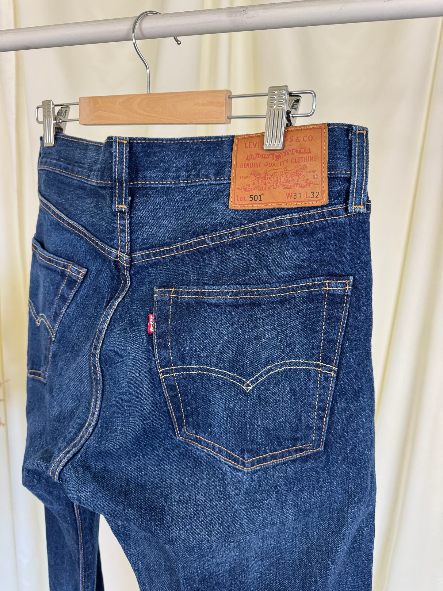 Blugi Levi’s 501 cu talie medie & straight leg 
(Mărimea S/M)