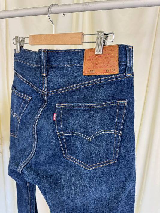 Blugi Levi’s 501 cu talie medie & straight leg 
(Mărimea S/M)