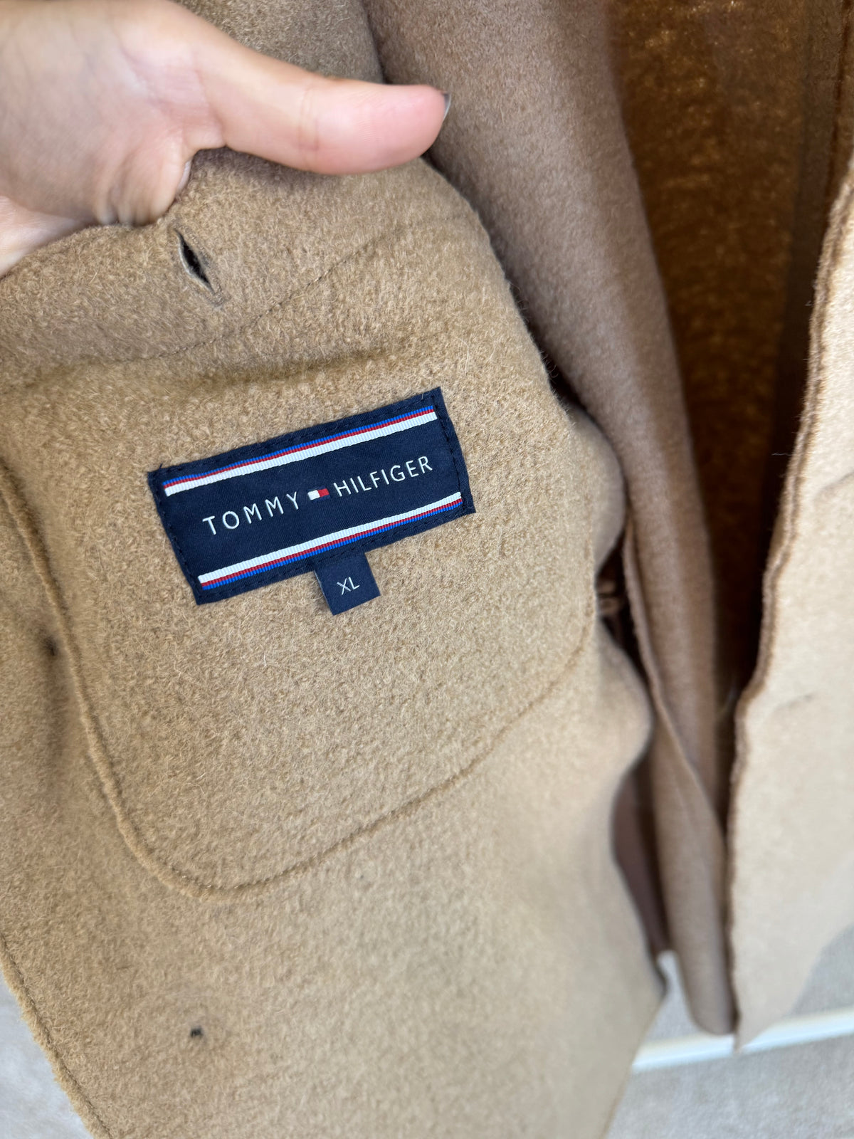 Palton nou TOMMY HILFIGER din 100% lana cu nasturi inscripționați ( mărimea XL)