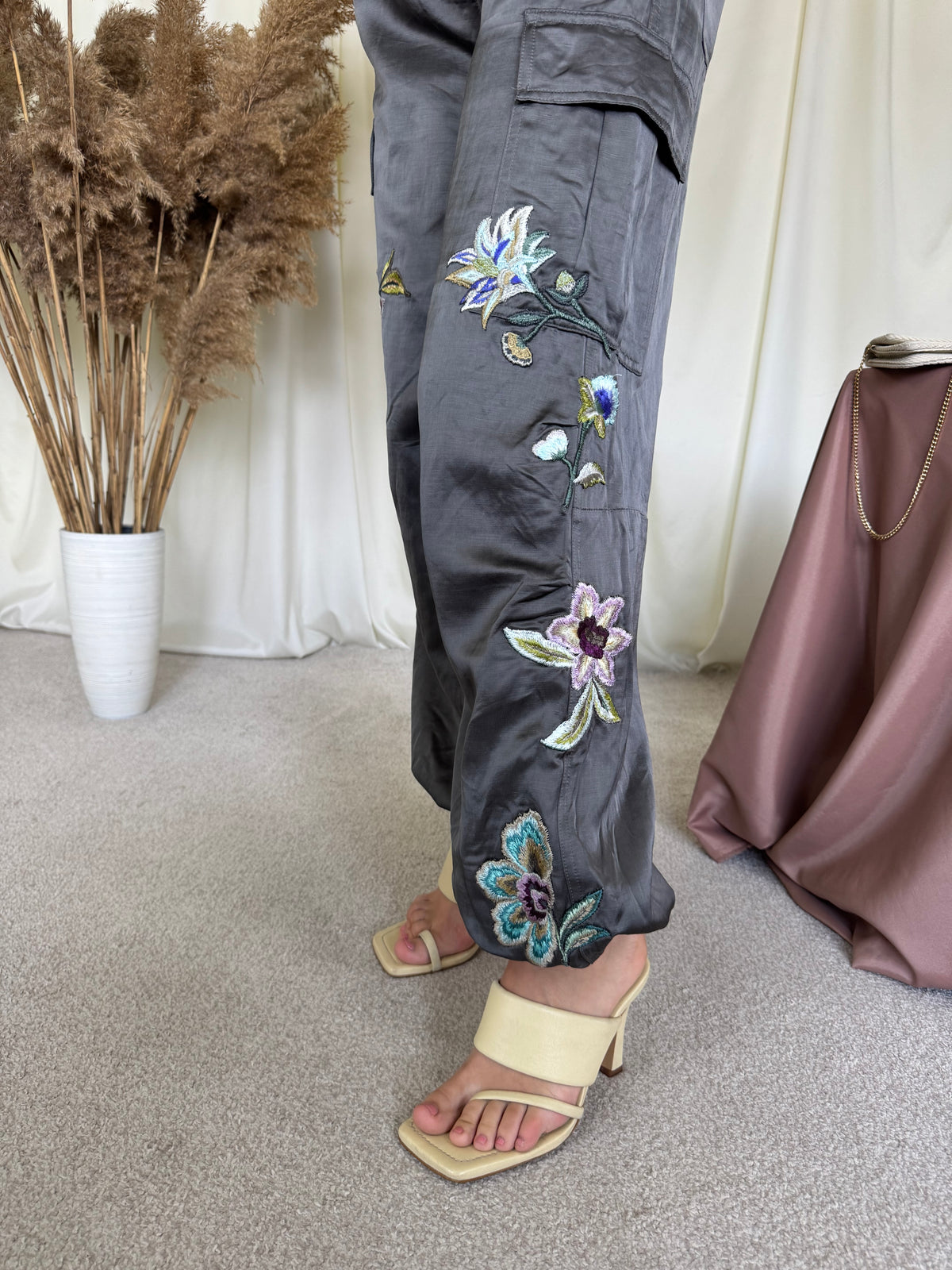 Pantalon CAMBIO cargo cu broderii florale ( mărimea S-M)