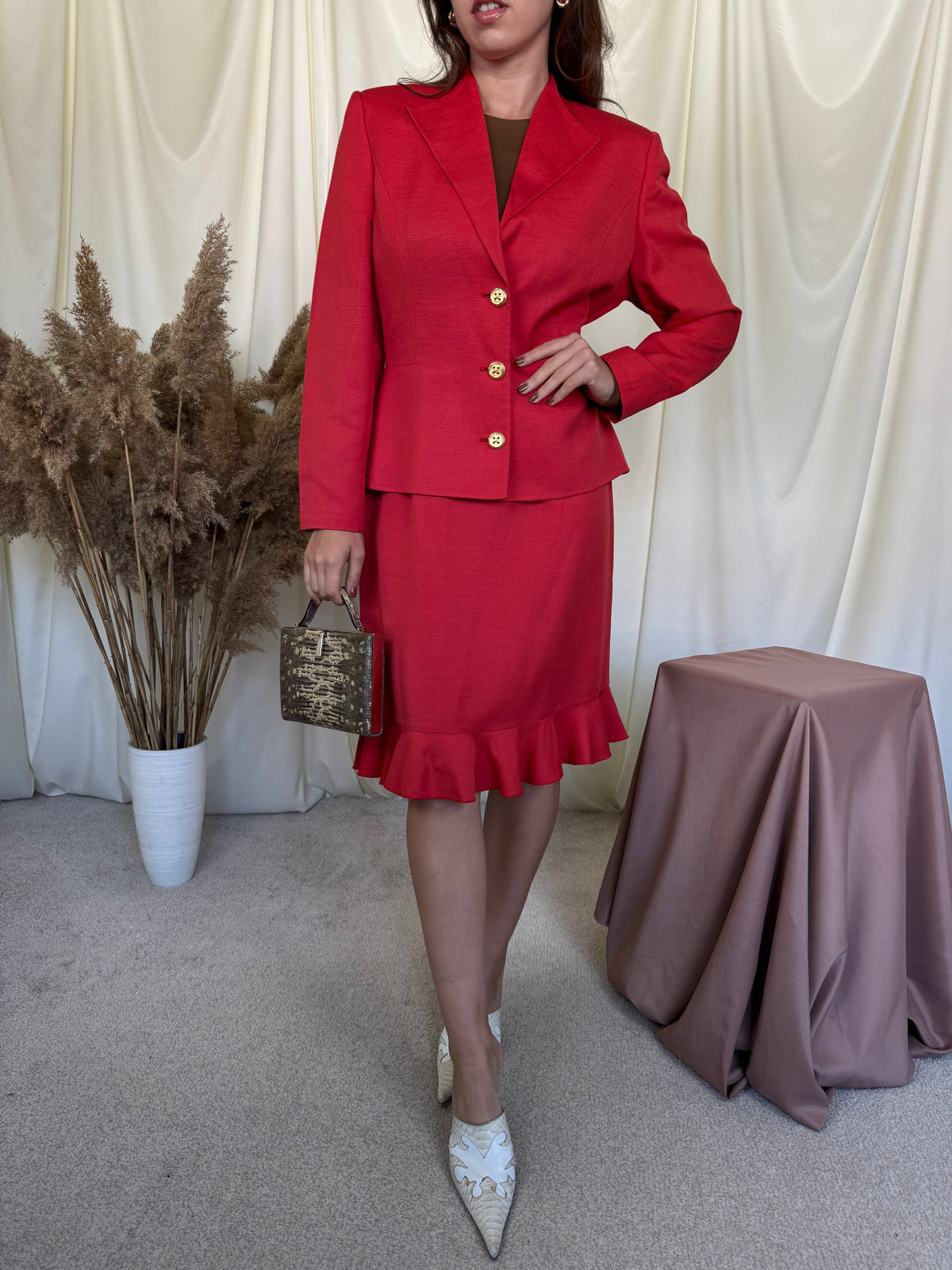 Deux piece luxury VALENTINO, sacou cambrat cu nasturi bijuterie si fusta feminină cu talie înaltă ( mărimea M)