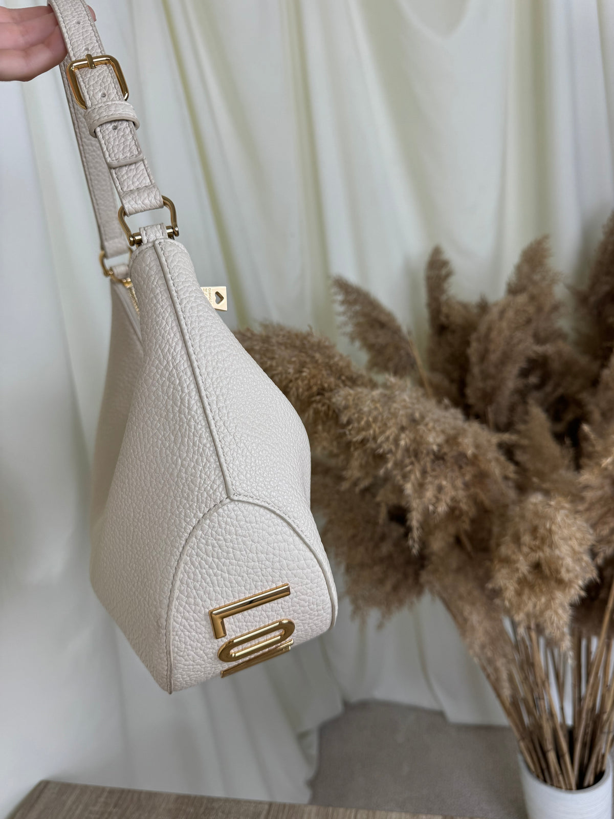 Geanta LOVE MOSCHINO din piele naturală cu feronerie aurie 
Prezintă mică urmă