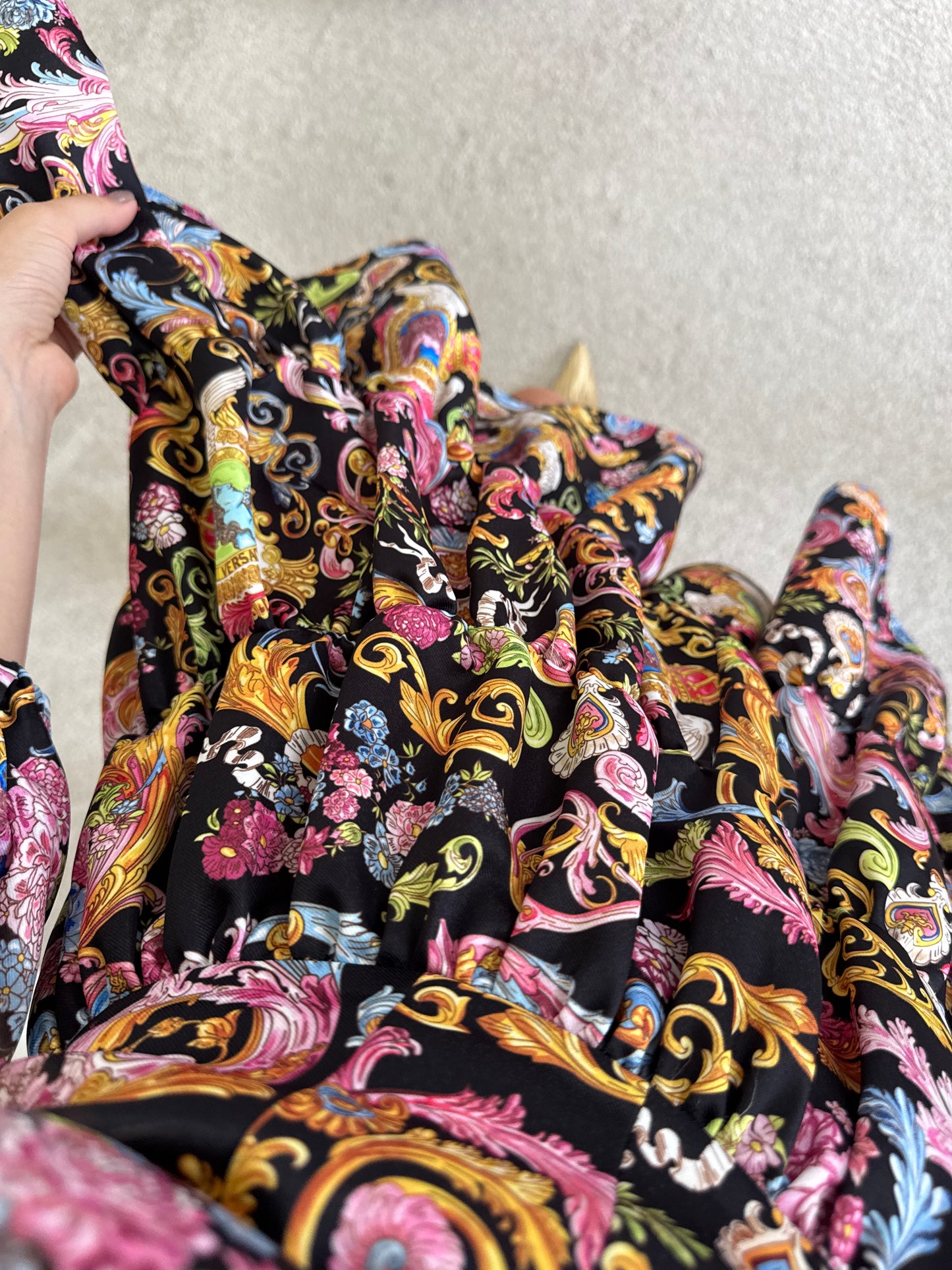 Rochie premium VERSACE cu print baroc inscripționat, nuanțe vibrante ( mărimea S-s/m)