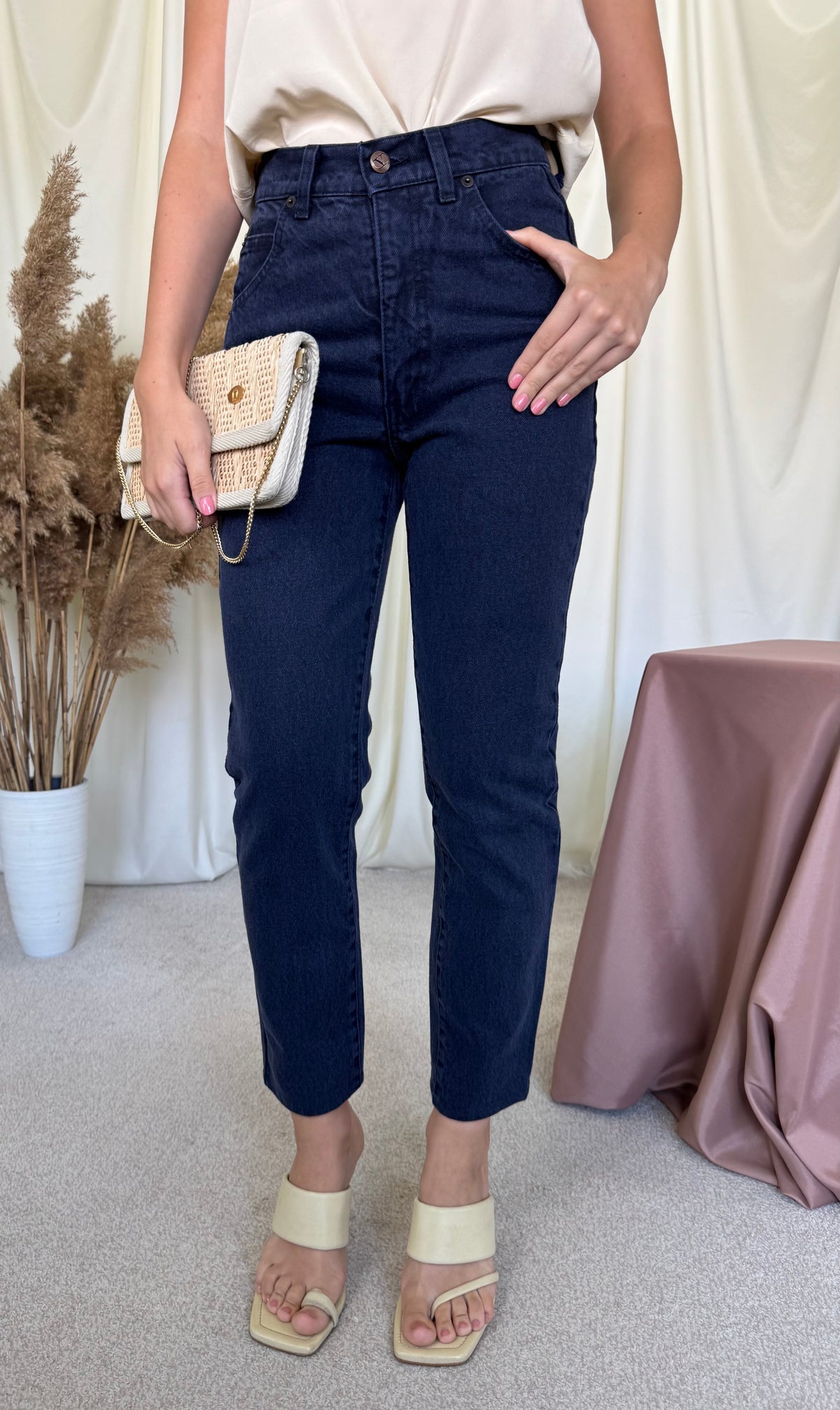 Blugi luxury VALENTINO cu talie înaltă marcata, denim calitativ din bumbac ( mărimea xs)