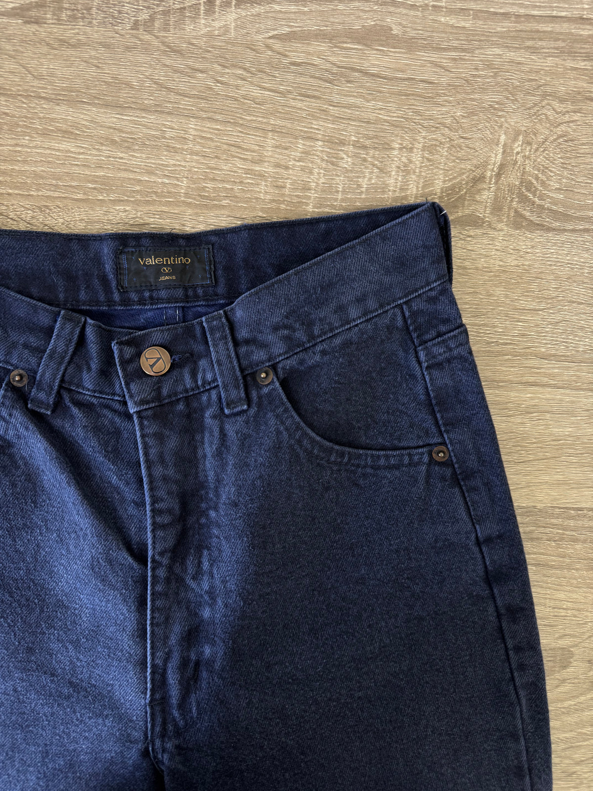 Blugi luxury VALENTINO cu talie înaltă marcata, denim calitativ din bumbac ( mărimea xs)