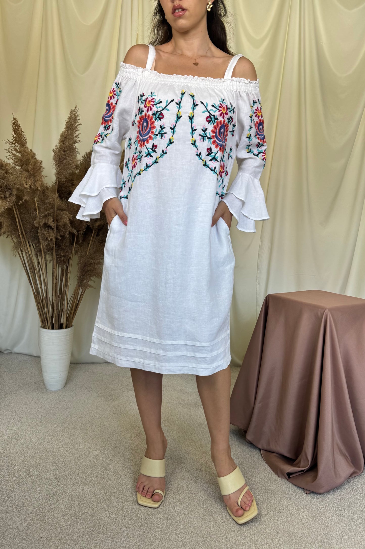Rochie nouă cu broderie superbă din 100% in ( mărimea S- S/M)