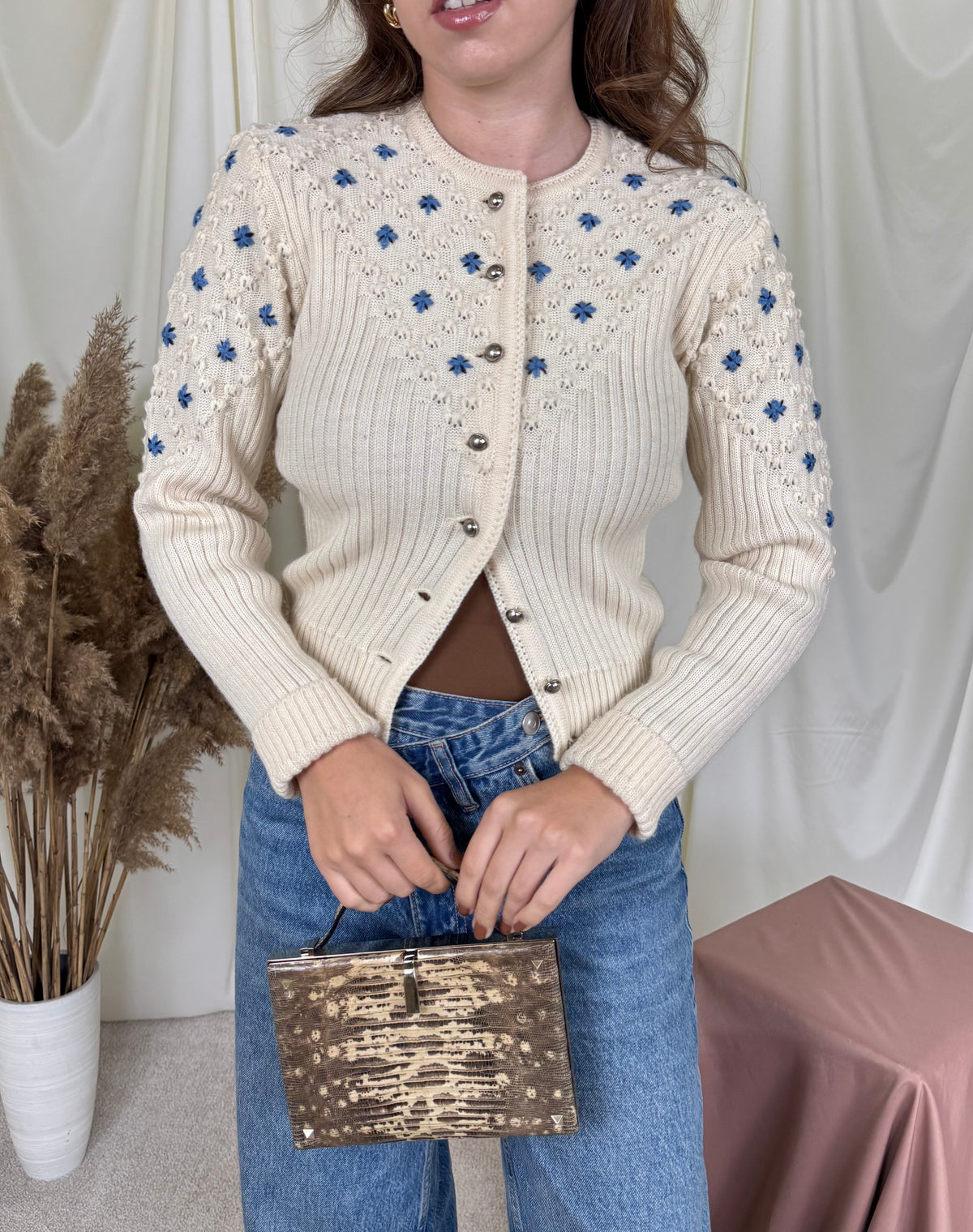 Cardigan vintage realizat manual din 100% lână crem cu motive florale ( mărimea S/M)