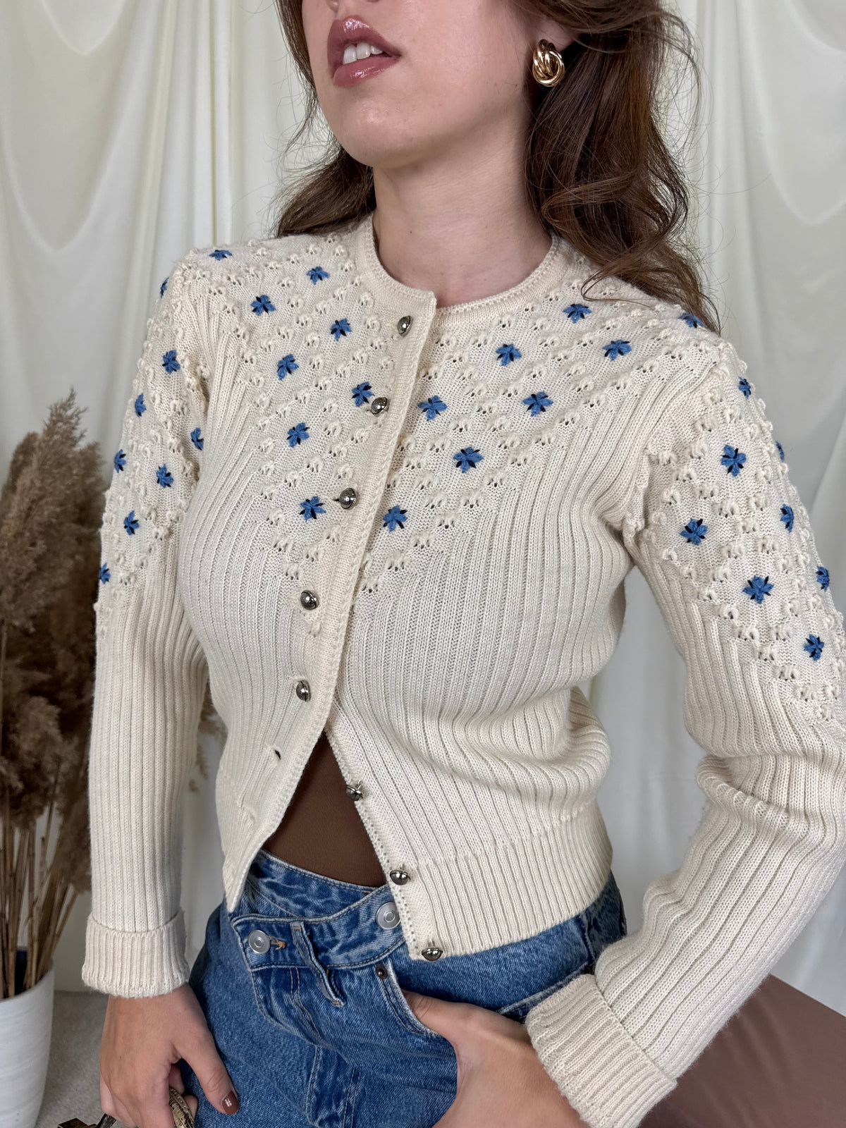 Cardigan vintage realizat manual din 100% lână crem cu motive florale ( mărimea S/M)