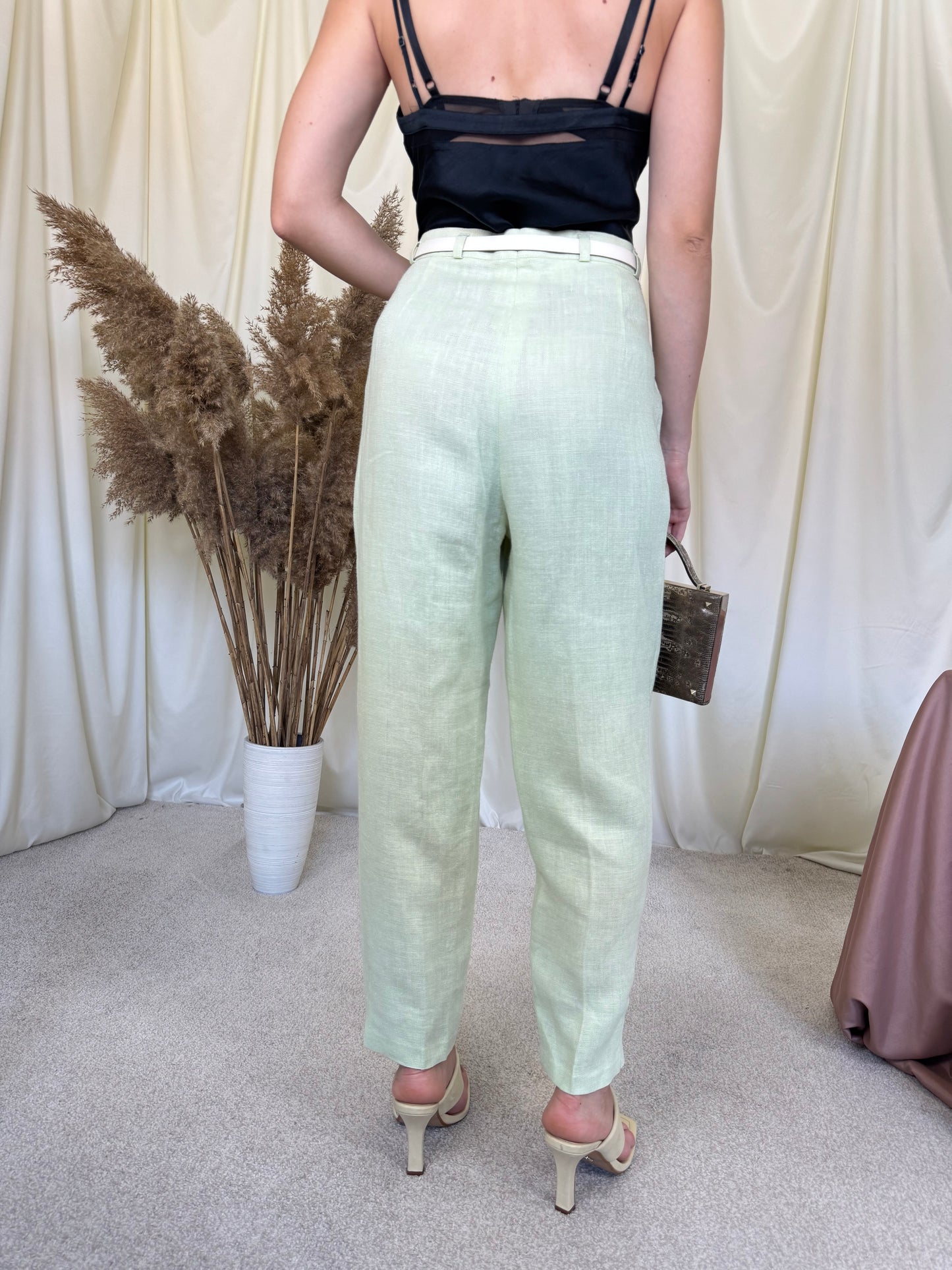 Pantaloni vintage cu talie super înaltă din 70% in, curea din piele naturala inclusa 
(Mărimea L)