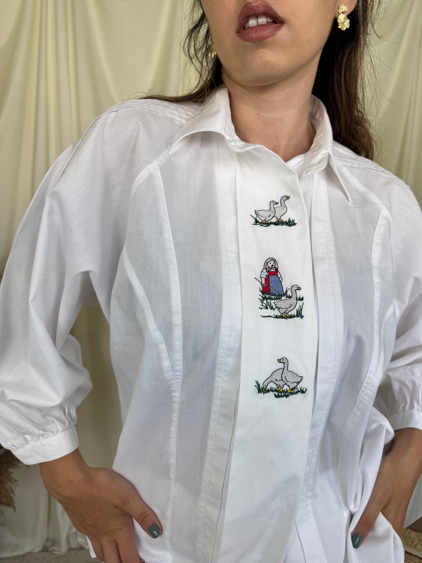 Cămașă vintage din 100% bumbac cu detalii brodate 
(Mărimea M/L)