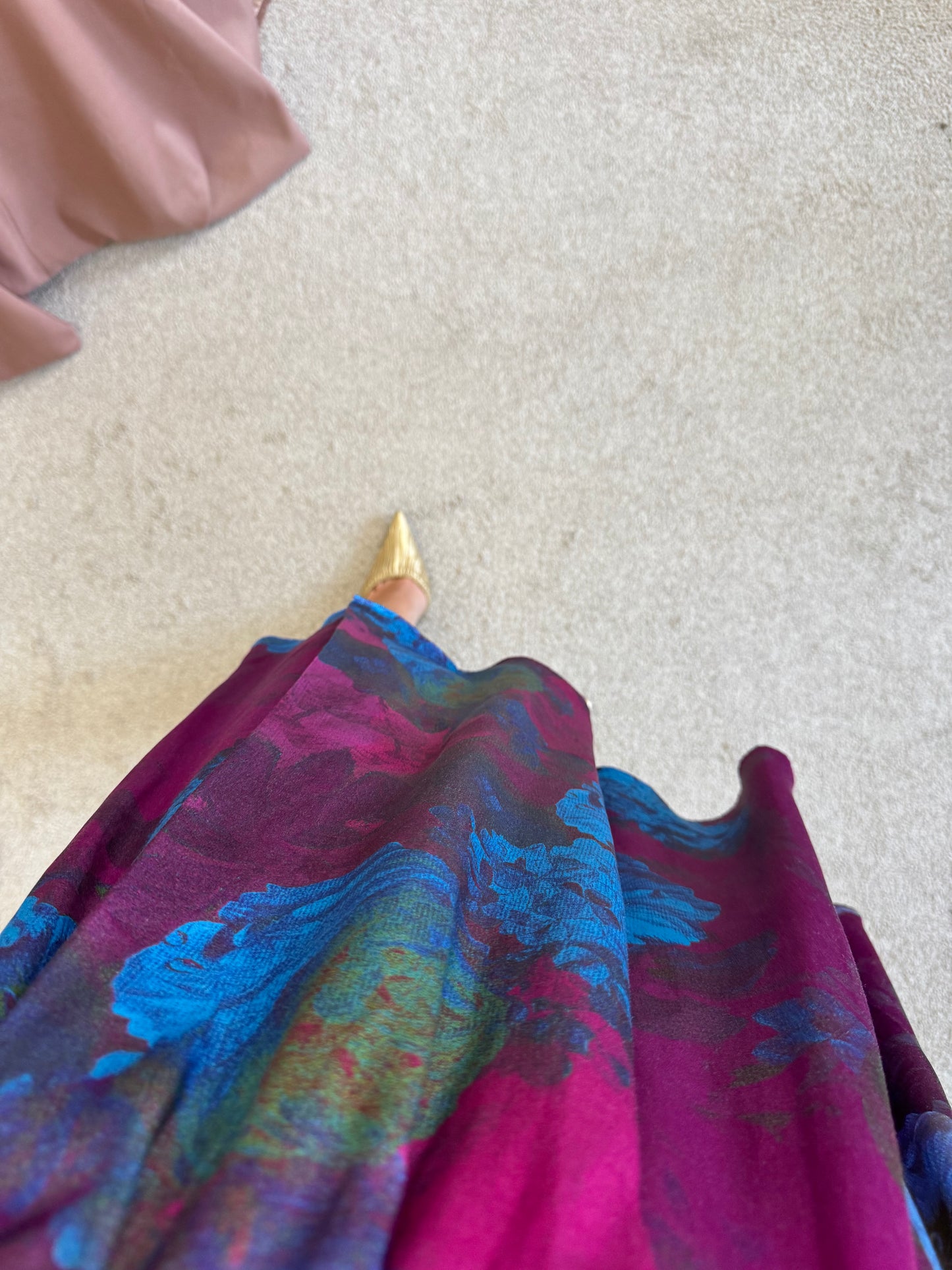 Rochie din mătase și bumbac cu print floral în nuanțe vibrante și talie marcata
(Mărimea M)