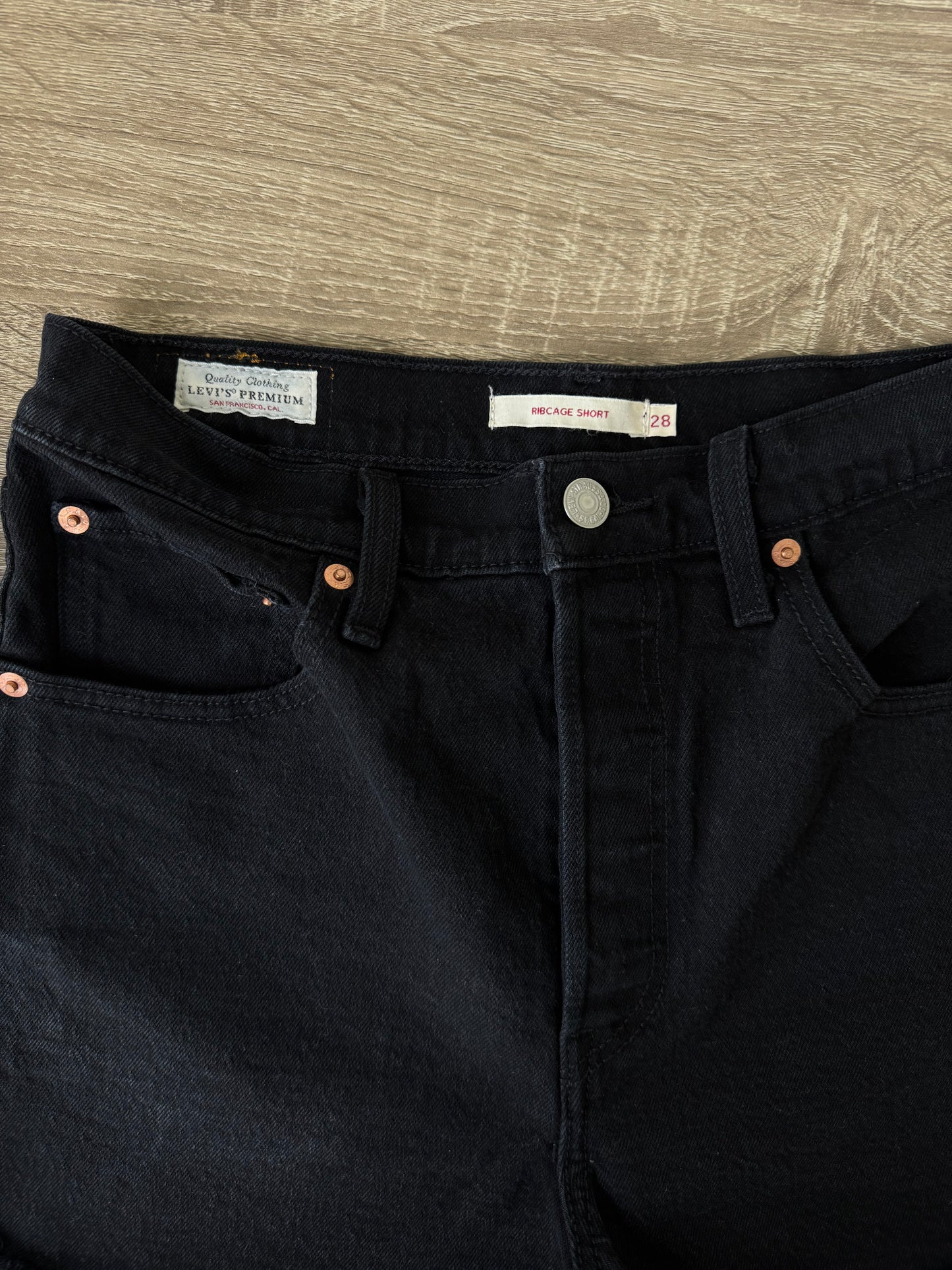 Levi’s RIBCAGE SHORT cu talie înaltă, negru ( mărimea S)