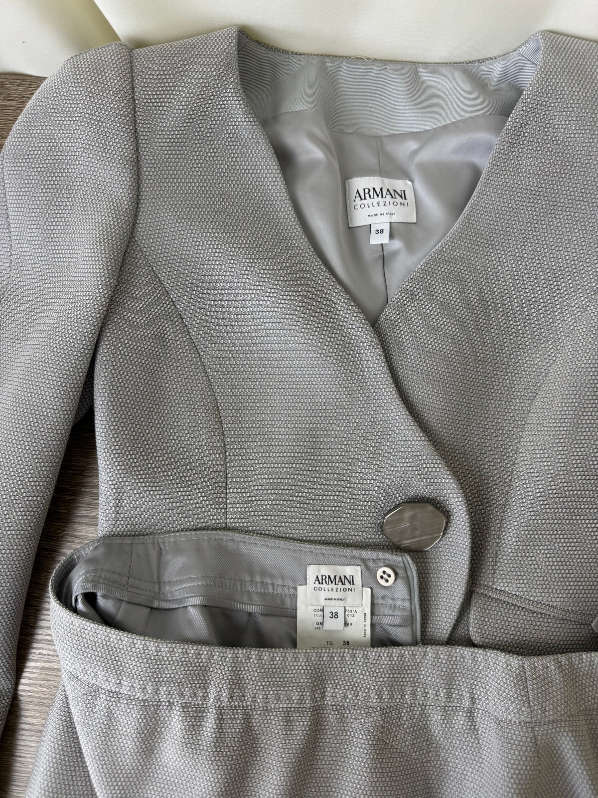 Set premium ARMANI, sacou cambrat și fusta cu talie înaltă, finisaje impecabile ( mărimea XS)