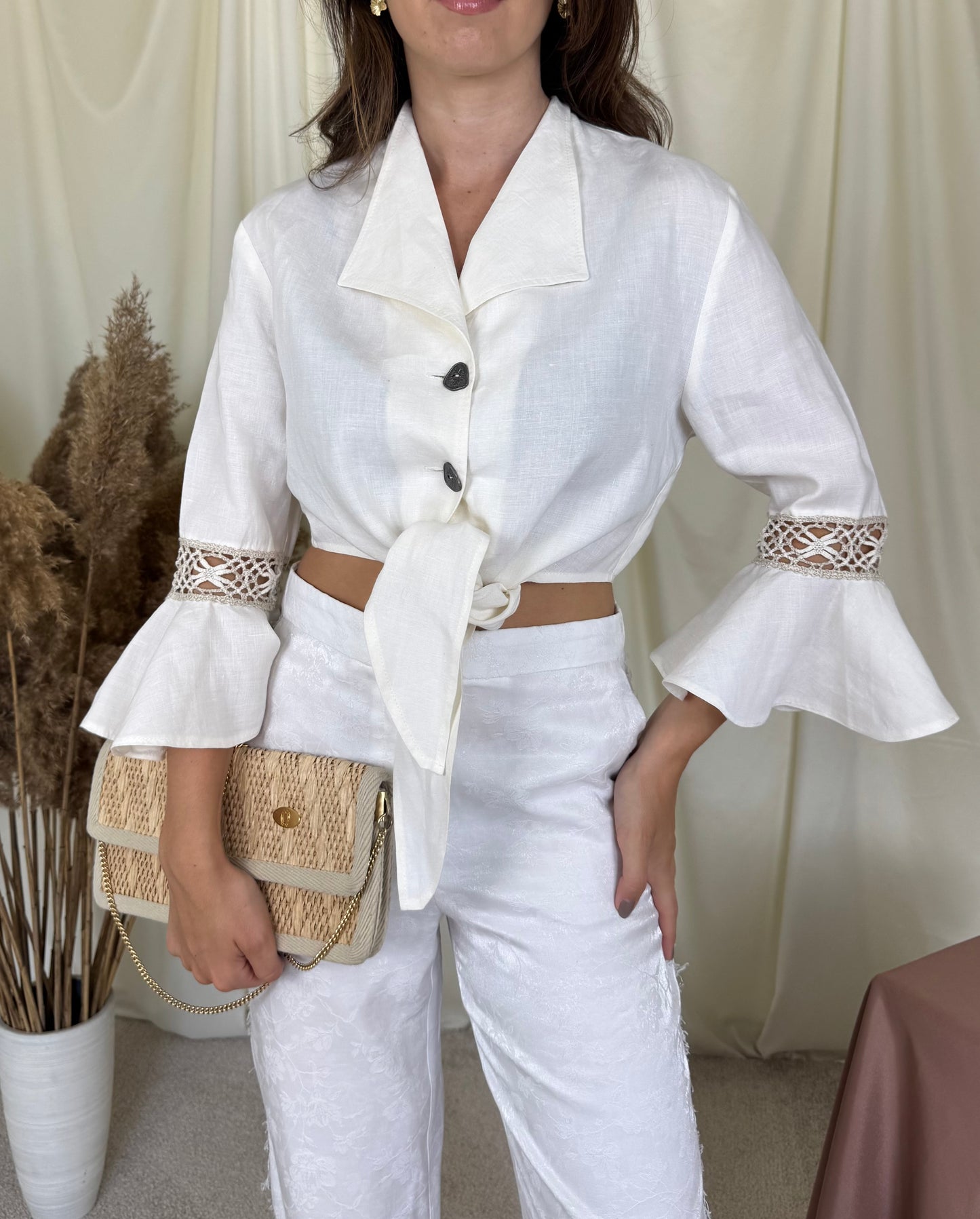 Cămașă vintage din 100% in cu detalii de macrame la mâneci, crop ( mărimea S)