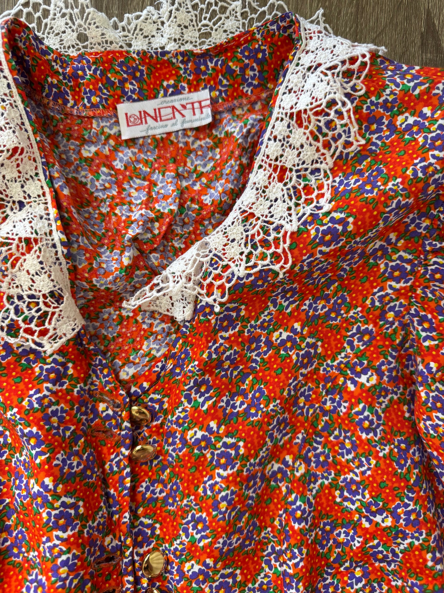 Rochie vintage cu print floral, guler din dantelă și nasturi aurii, talie ajustabilă  
(Mărimea M)