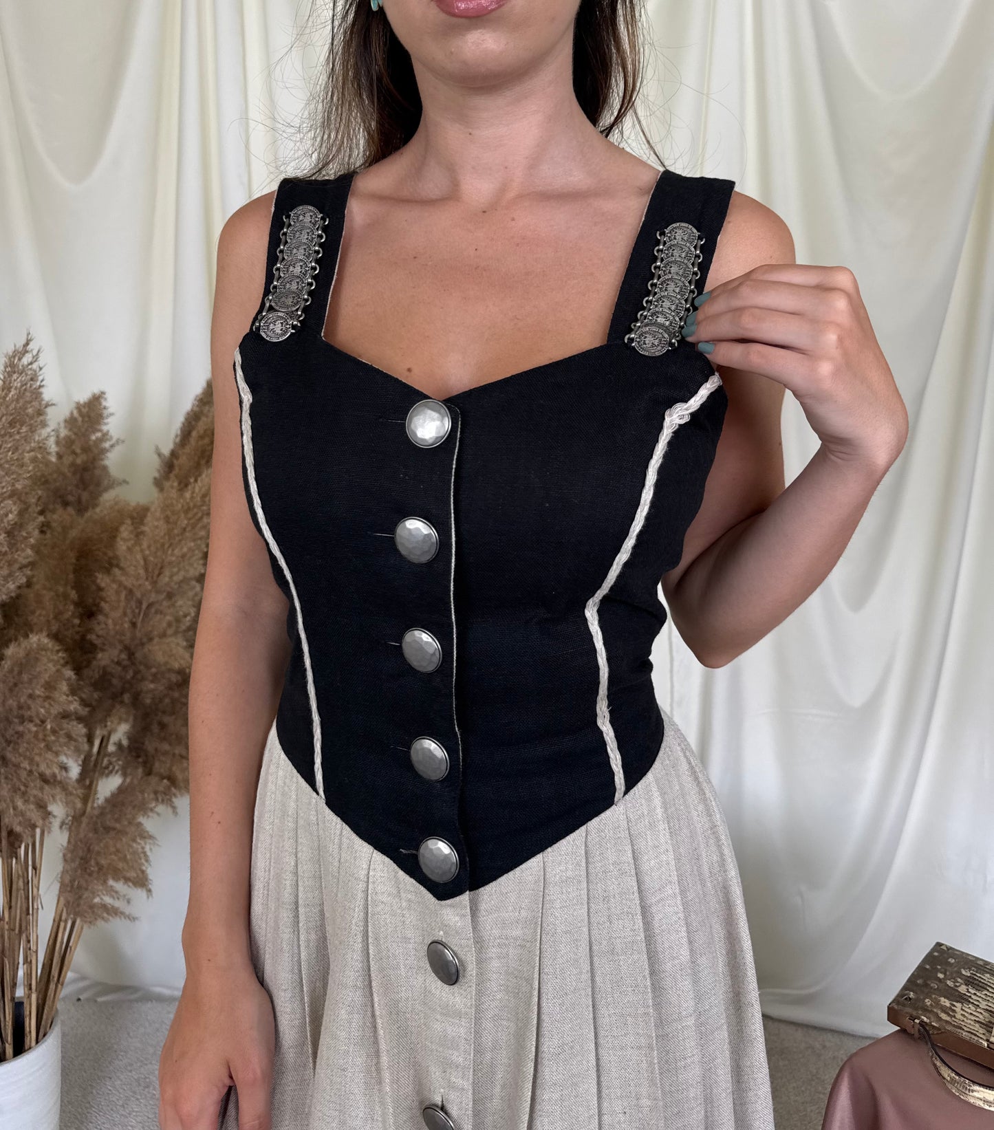 Rochie vintage din 100% in cu detalii și nasturi metalici 
(Mărimea M)