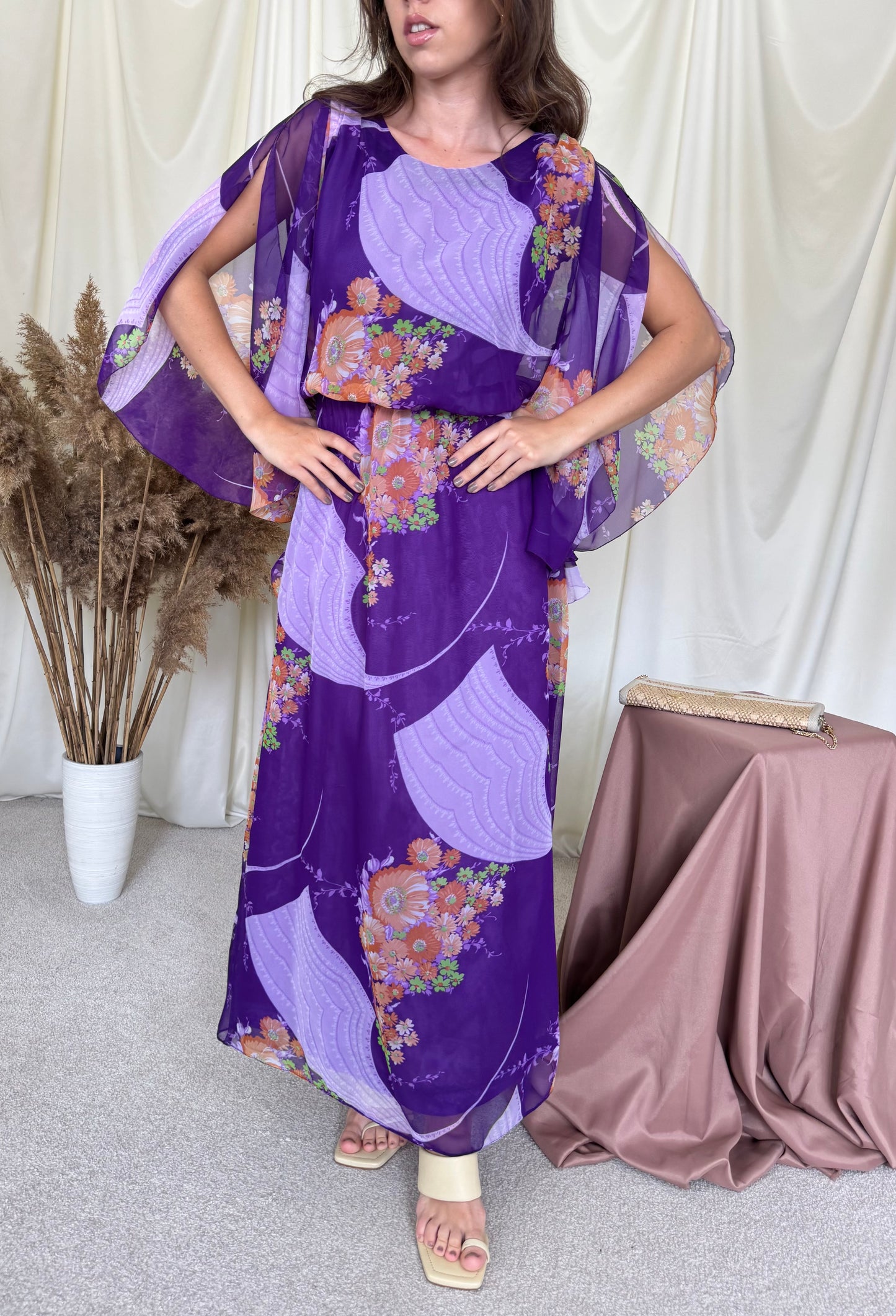 Rochie vintage cu mâneci spectaculoase și talie elastică, print mov floral ( mărimea S)