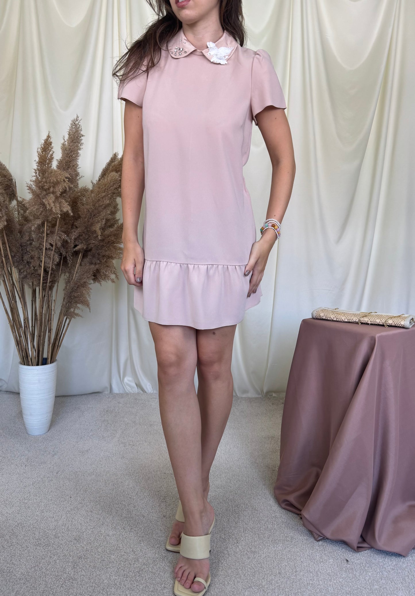 Rochie Red Valentino dusty pink în croi feminin și guler cu aplicații ( mărimea S)